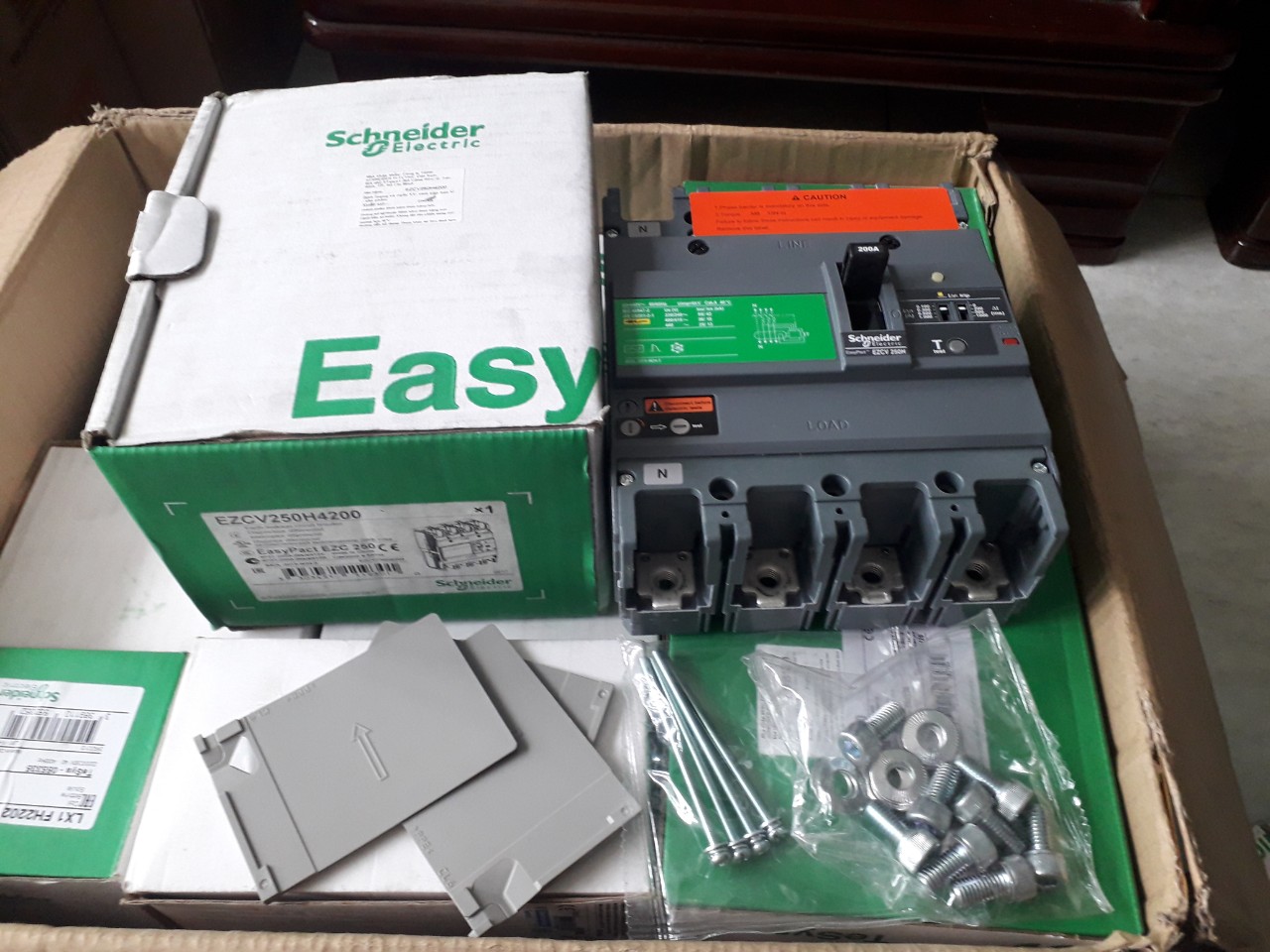 | CHÍNH HÃNG | Cầu dao EZCV250H4200 Schneider bảo vệ dòng rò 4P 200A - Icu 36kA, có chỉnh dòng rò