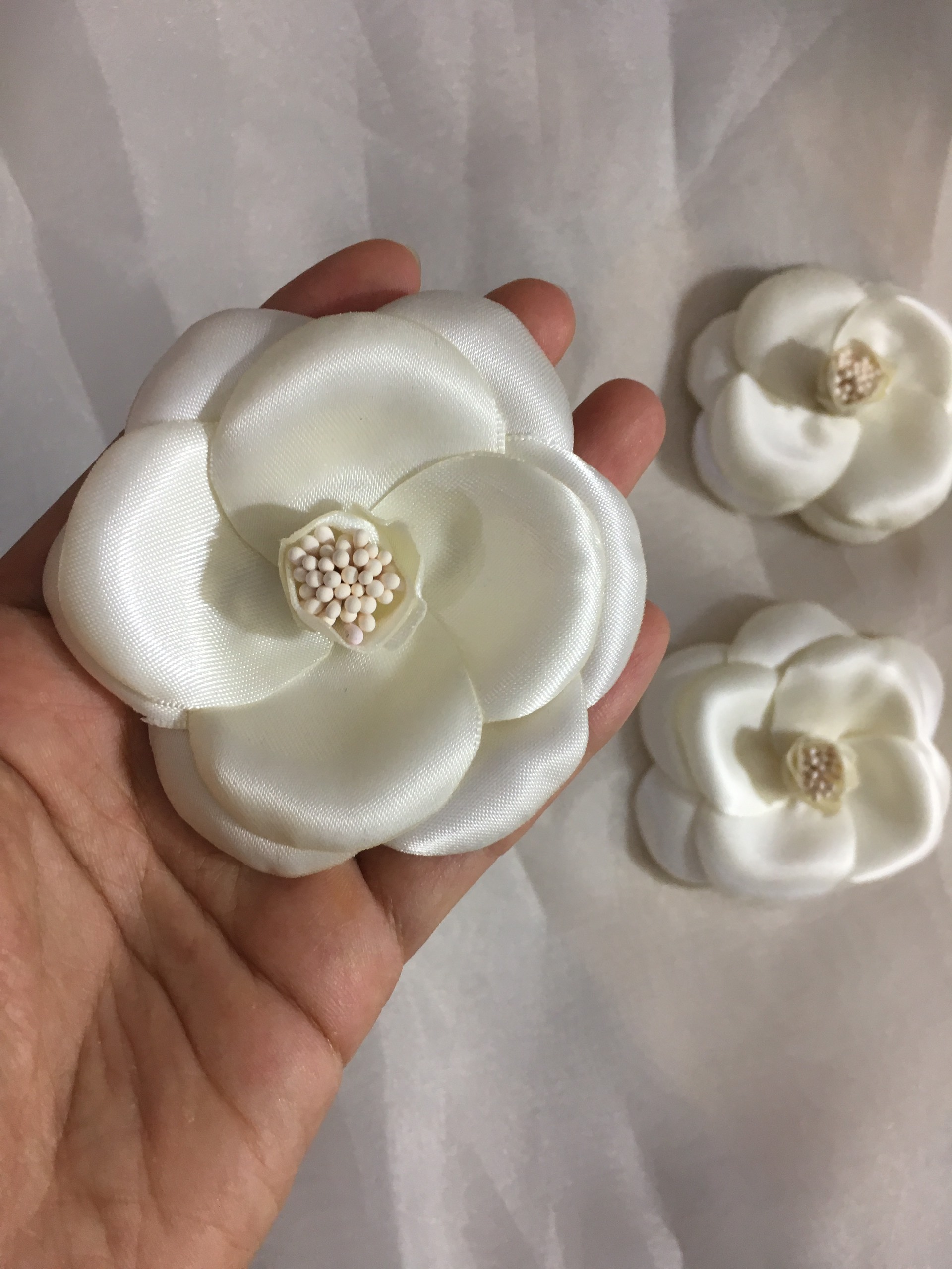 Hoa cài áo Handmade Vải lụa Hoa Trà - màu trắng (White Camellia)