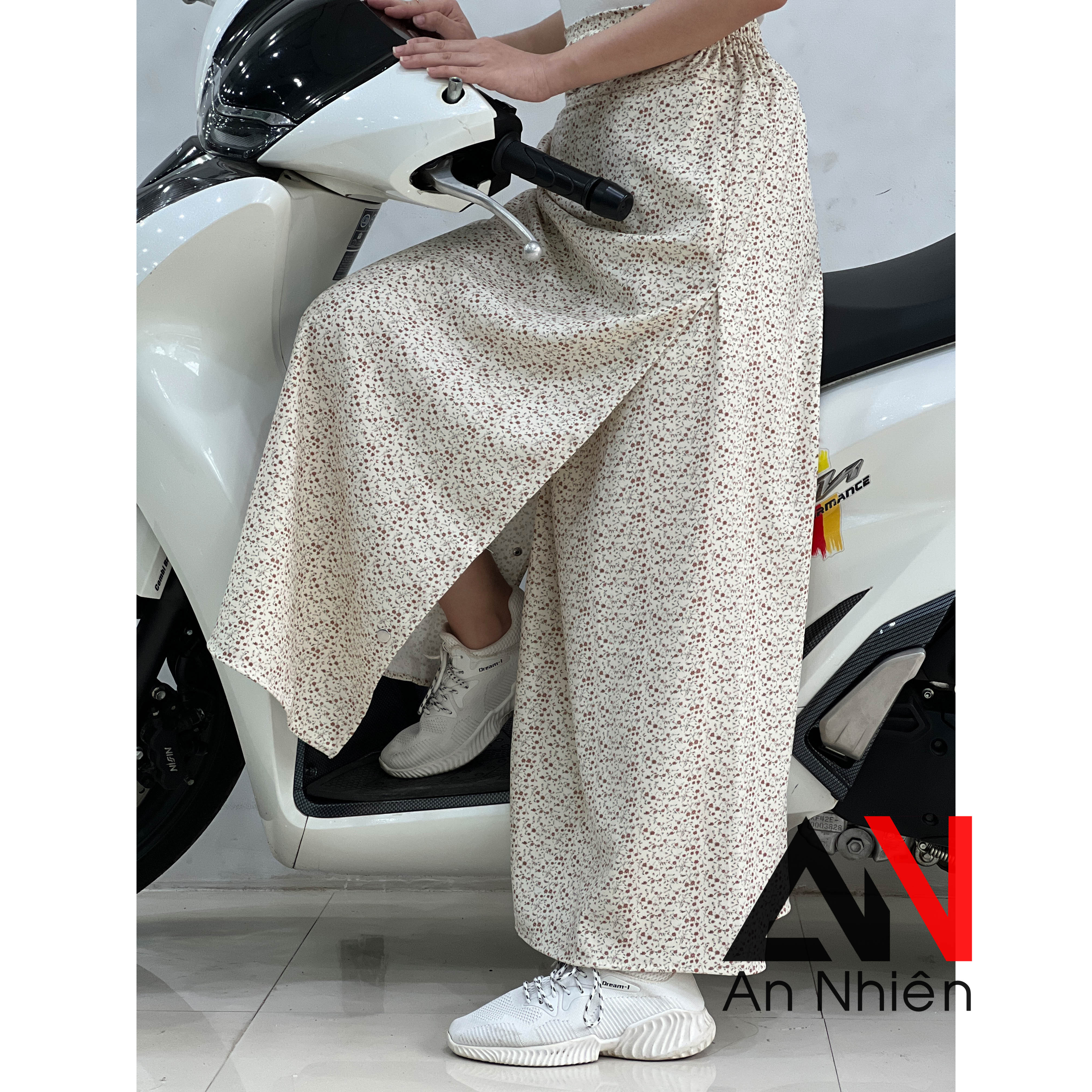 Váy chống nắng xẻ tà cố định bằng miếng dán kết hợp nút bấm chất liệu vải bố mềm mại xòe rộng dài dưới tà váy có nút bấm cố định