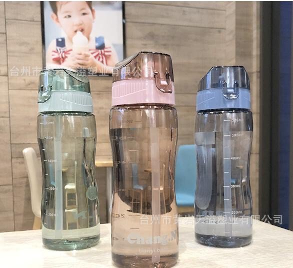 Bình Nhựa 580ml Có Dây Xách- Giao Hàng Màu Ngẫu Nhiên