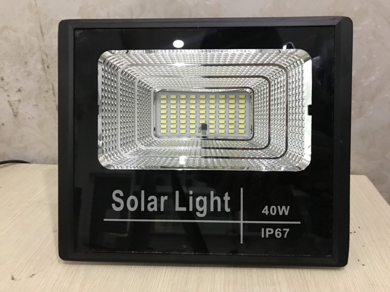 Đèn Năng Lượng Mặt Trời Công Suất 40W - Tiêu chuẩn IP67 Chống Thấm Nước, Có Remote