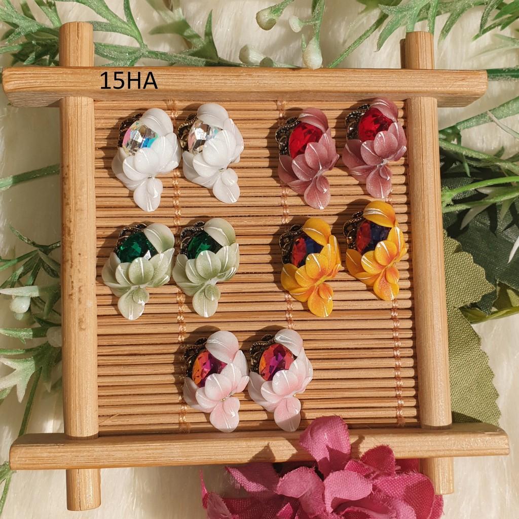 Hoa nửa ôm charm rắn đá khối BHY018