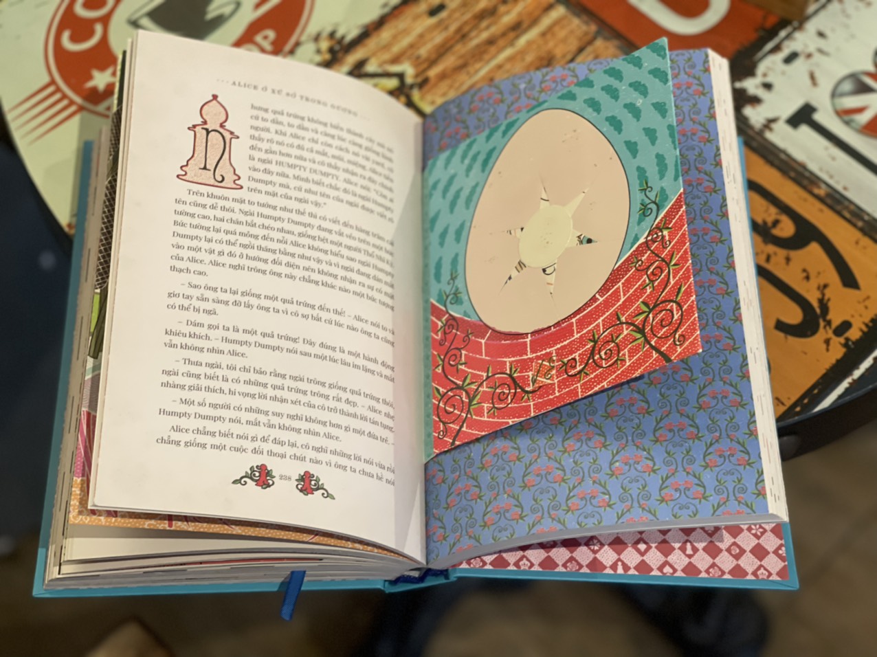 ALICE Ở XỨ SỞ DIỆU KÌ & ALICE Ở XỨ SỞ TRONG GƯƠNG - Lewis Carroll – Lê Thị Oanh dịch – MinaLima minh hoạ - Đông A – NXB Văn Học