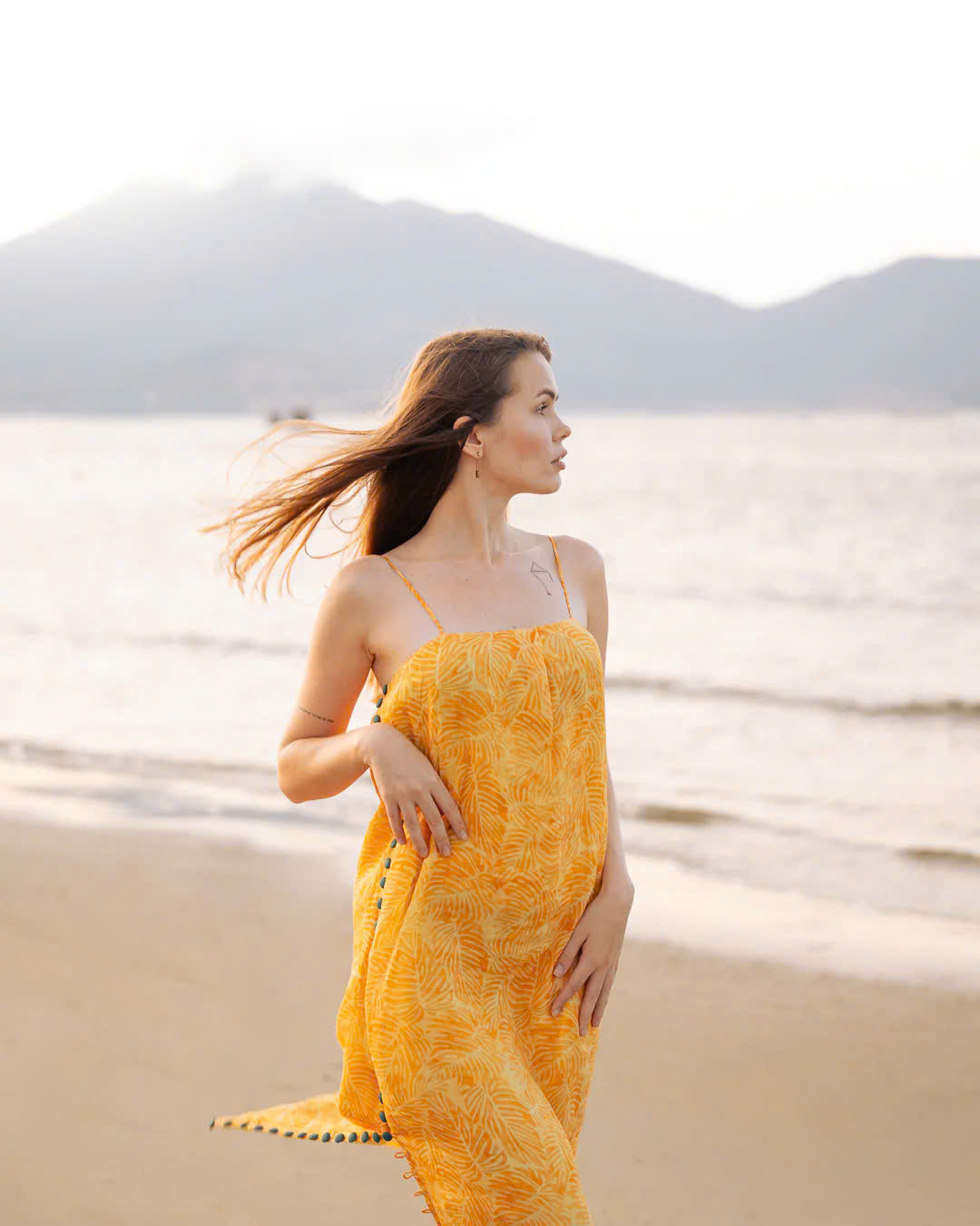 Đầm Hai Dây Suông, Đầm xẻ tà, Đầm Vàng Linen Kim Diệp thời trang thiết kế Hity Dre208
