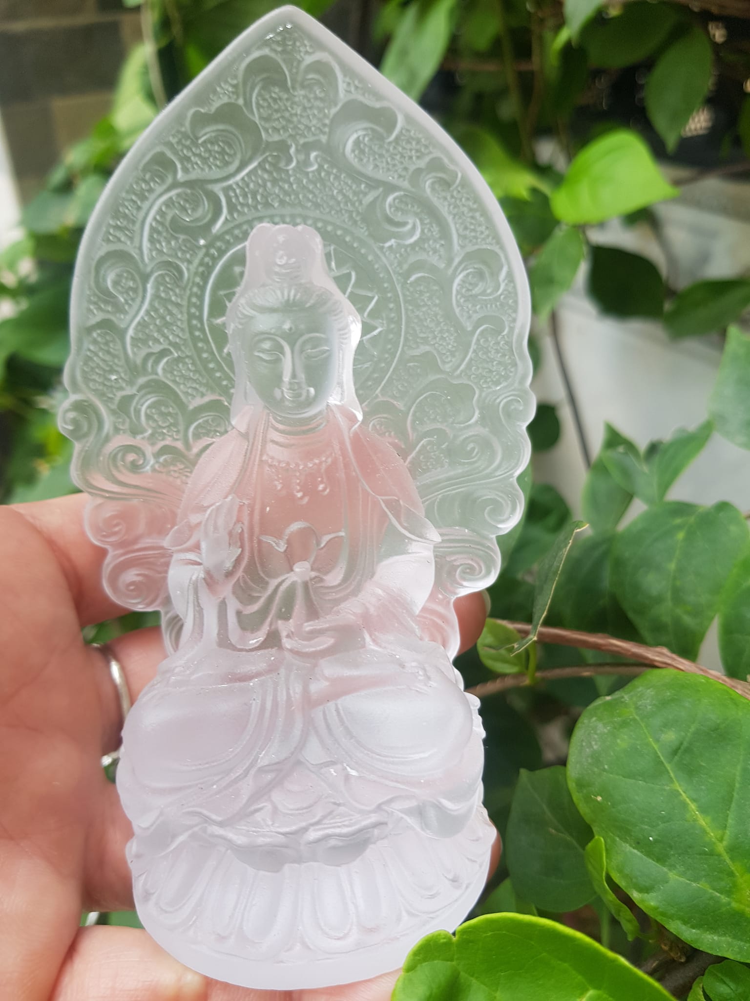 TƯỢNG PHẬT BÀ QUAN ÂM MỚI ĐÁ LƯU LY TRẮNG TINH ĐỂ TRONG XE HƠI hoặc BÀN cao 12cm x đk 7cm x đế 5cm Mệnh KIM mệnh THUỶ ạ
