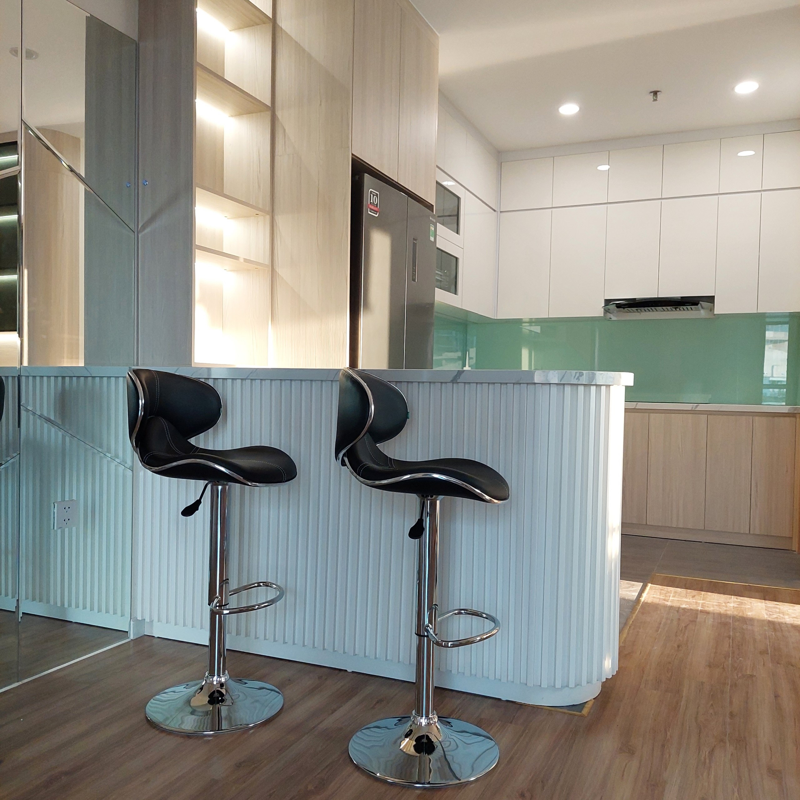 Ghế quầy bar cao cấp có tựa lưng màu đen