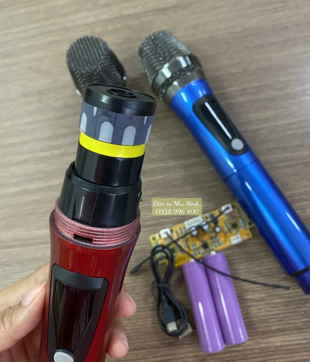 Mic Loa Kéo Dùng Pin Sạc - Tiện Dụng -Sang Trọng - Nhẹ Hơi - Âm Tiếng - ít Hú Rít