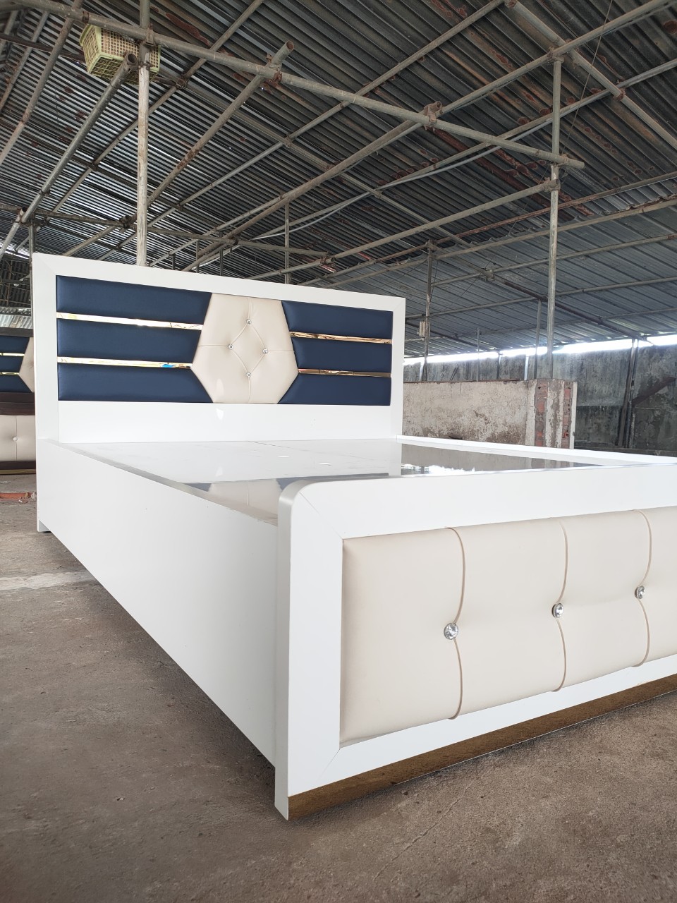 Giường gỗ MDF lõi xanh Tundo kết hợp inox mạ vàng