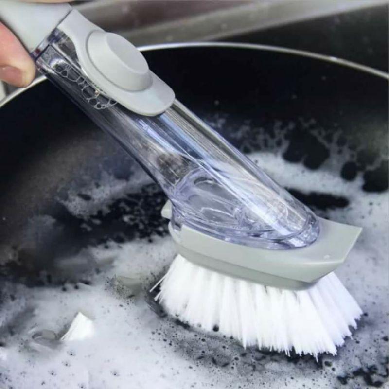 Cọ rửa chén bát, xong kèm bình đựng dầu