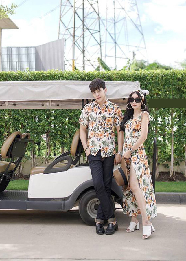 Váy hoa đôi dạo biển