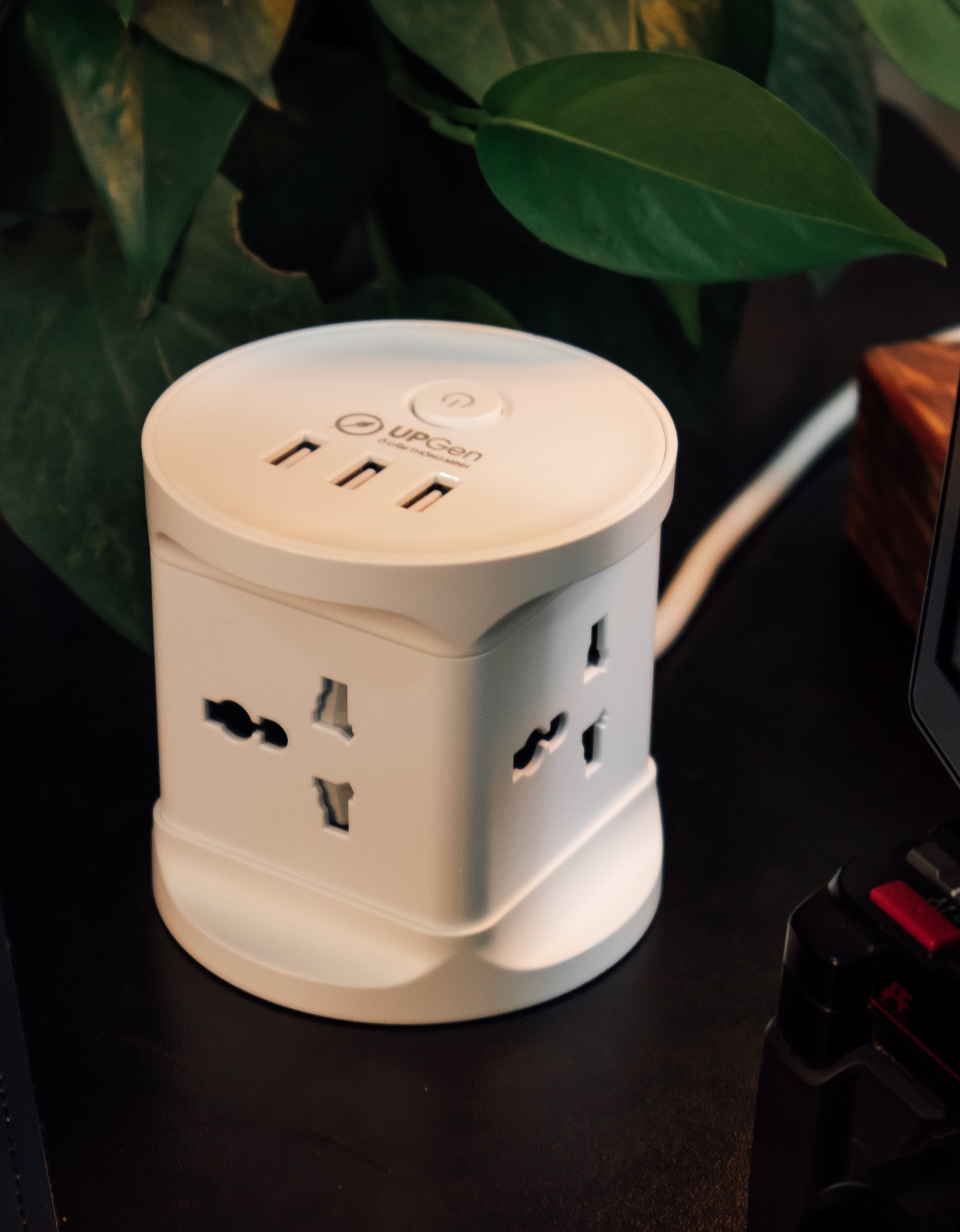 Ô cắm điện đa năng UPGEN T1 có 3 cổng sạc USB cho điện thoại, 4 ổ cắm chịu tải 2500W, dây điện dài 2.5m, An Toàn, Chống Cháy, Chống Giật, BH 12 tháng ERGOHOME