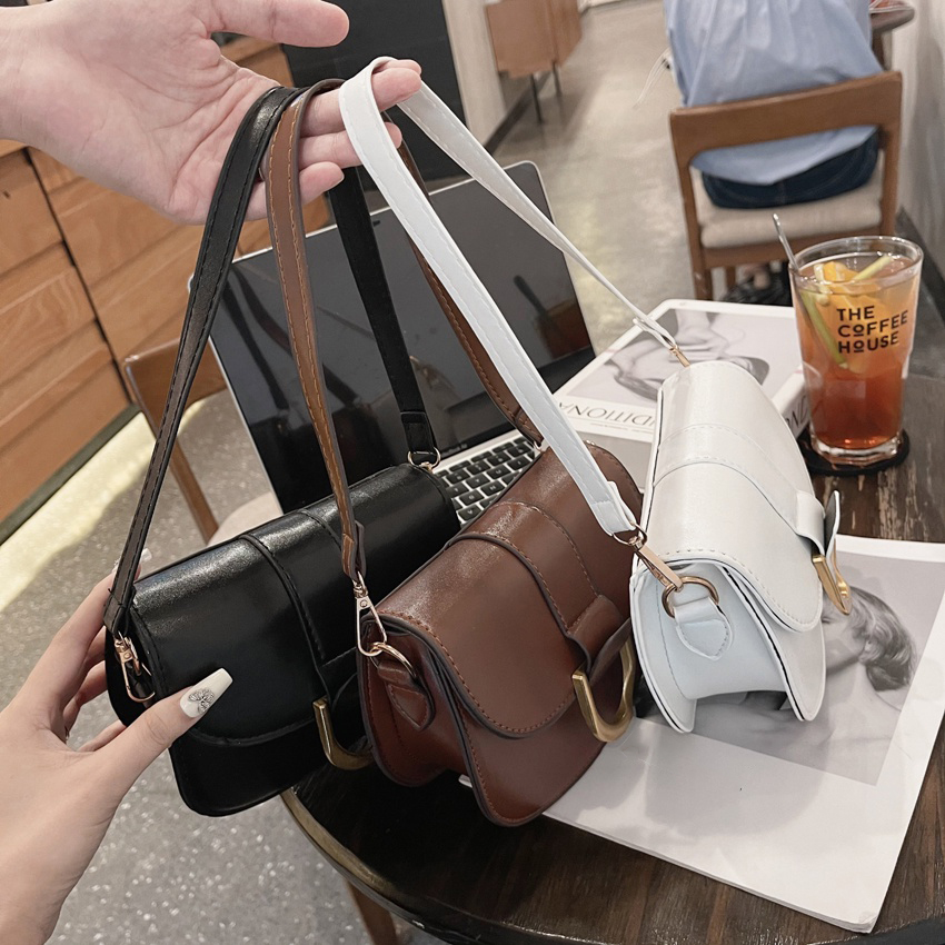 Túi xách nữ túi đeo chéo ZUCI A43 size 19cm khoá chữ C yên ngựa da trơn đẹp phong cách Hàn Quốc