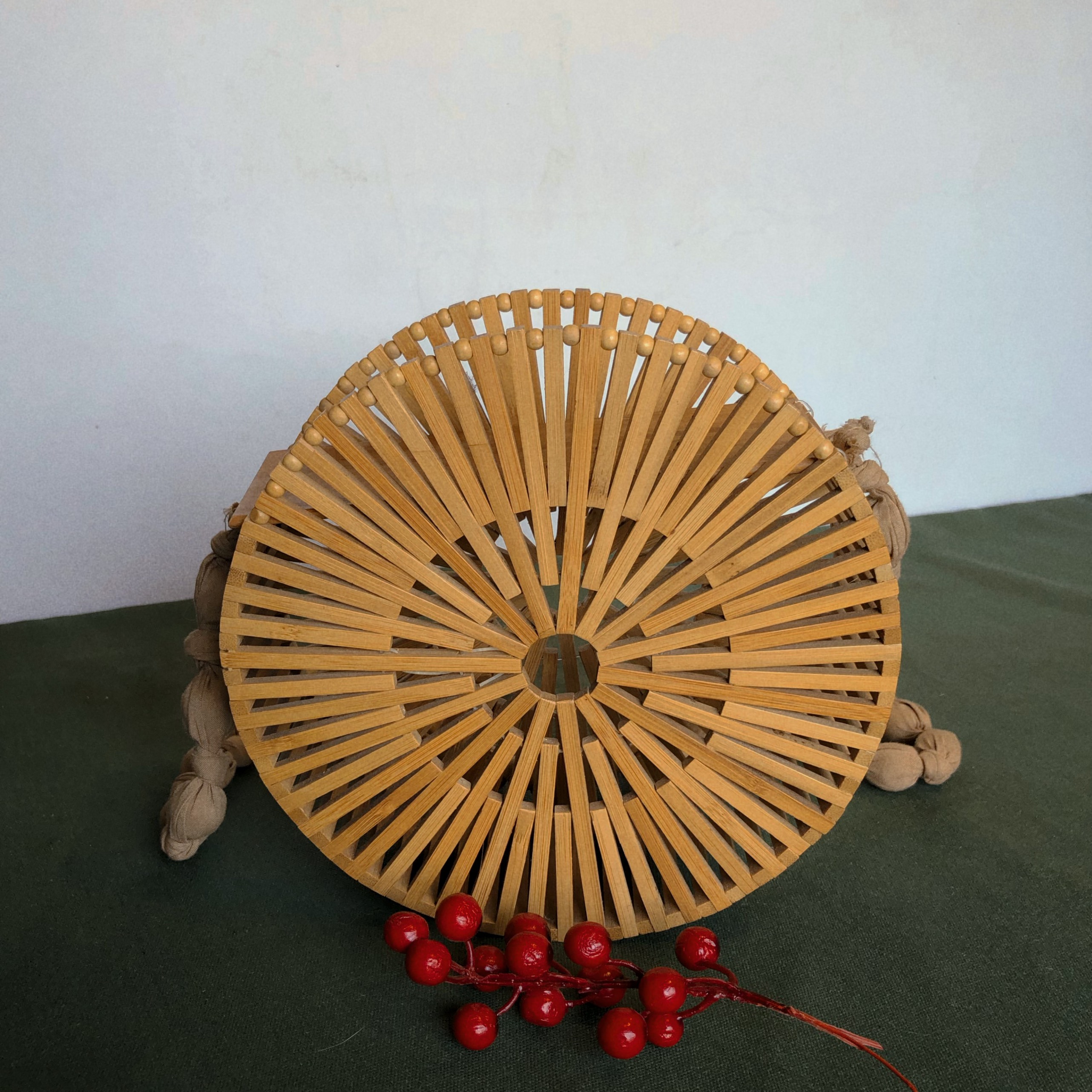 Túi tre tròn dây đeo chéo thời trang
