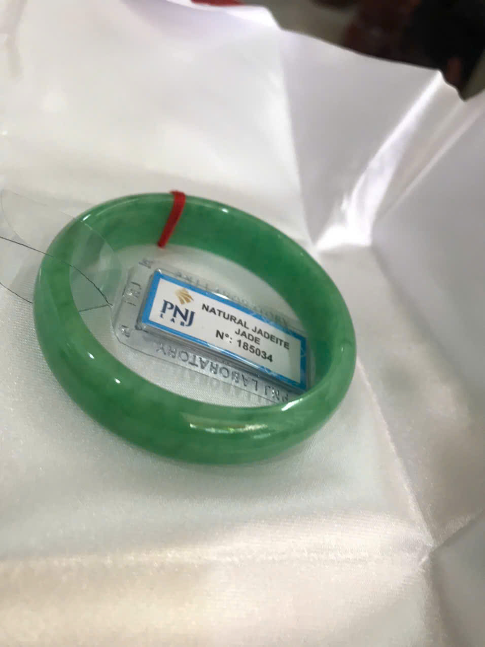 Vòng Tay Nữ Đá Ngọc Cẩm Thạch Tự Nhiên Bản Hẹ Sịn Đậu Lý Sao Ni 48mm Cao 12mm Dầy 6mm đã kiểm định kèm giấy chứng nhận P No 185034 Màu Xanh ngọc lý tươi bóng đều đẹp nữ tay nhỏ 35kg - 48kg ạ