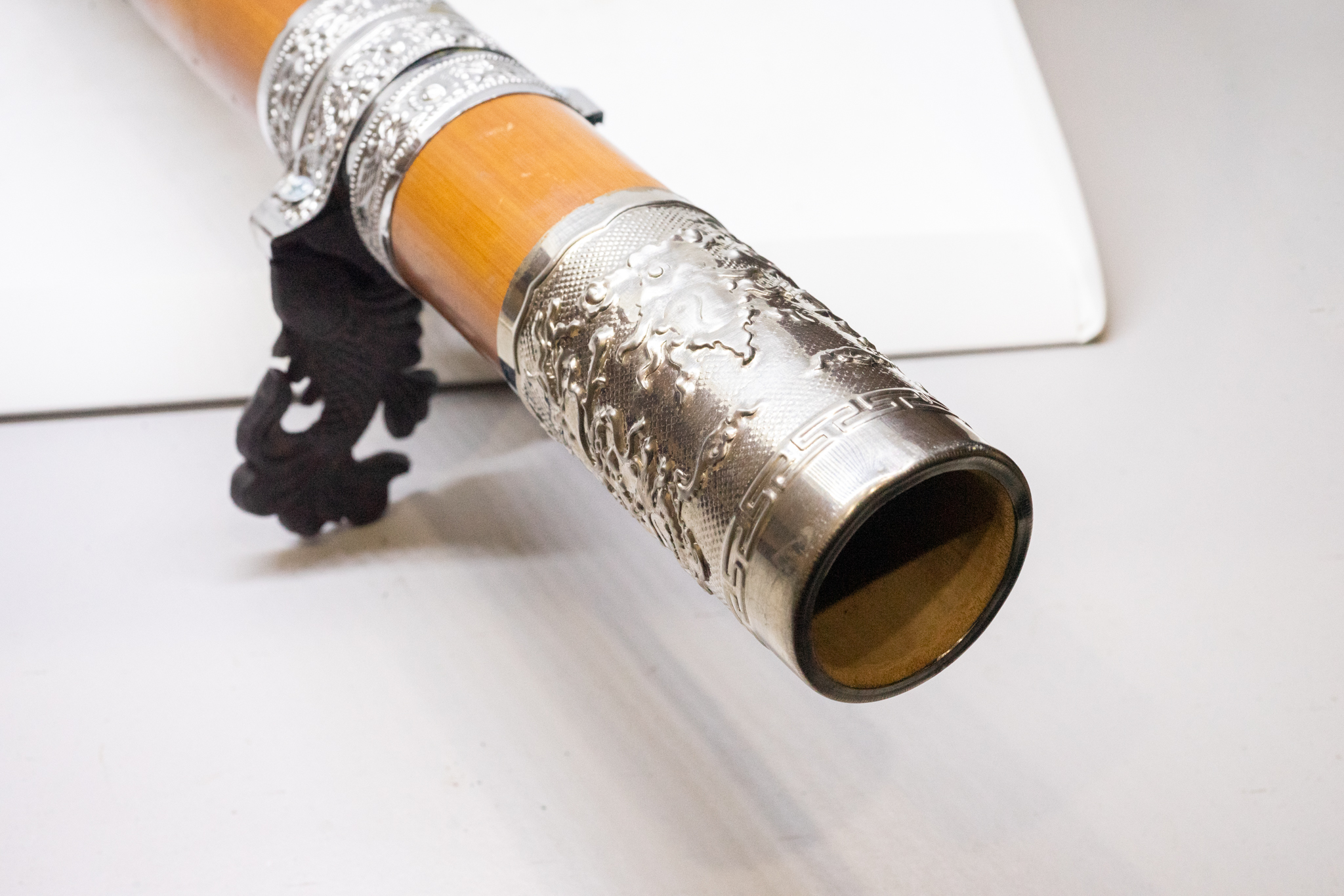 Điếu cày hút thuốc bằng tre bọc bạc với chân điếu họa tiết cá chép và nõ điếu từ gỗ trắc