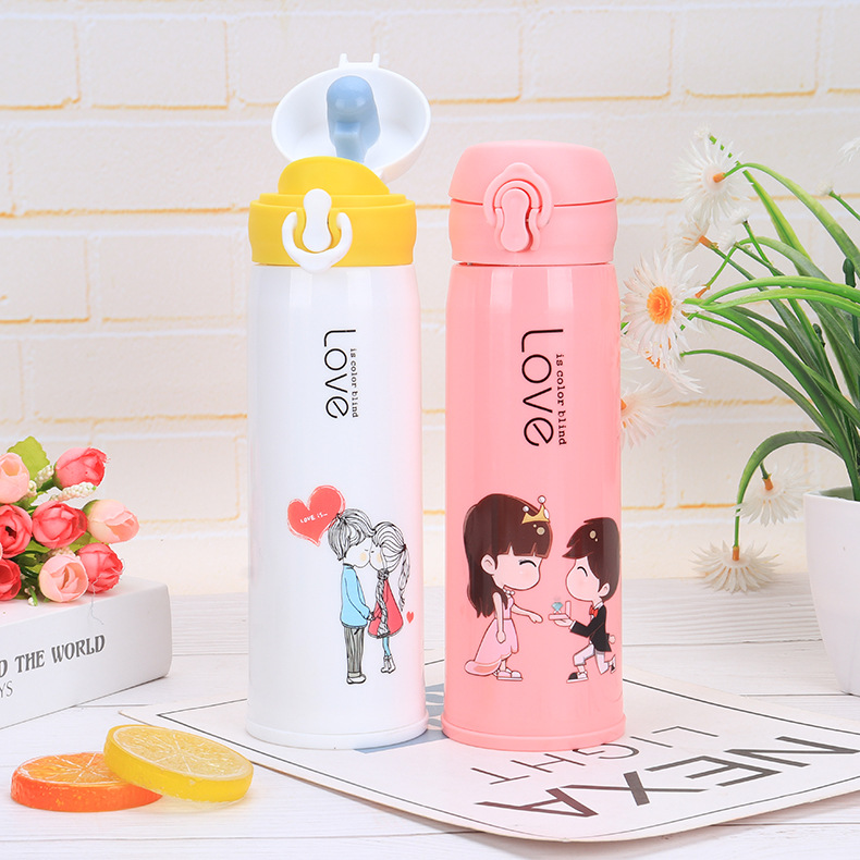 Bình Nước Thủy Tinh Bọc Nhựa Cách Nhiệt Hình Chibi Love Nắp Cài 450ml Siêu Hot