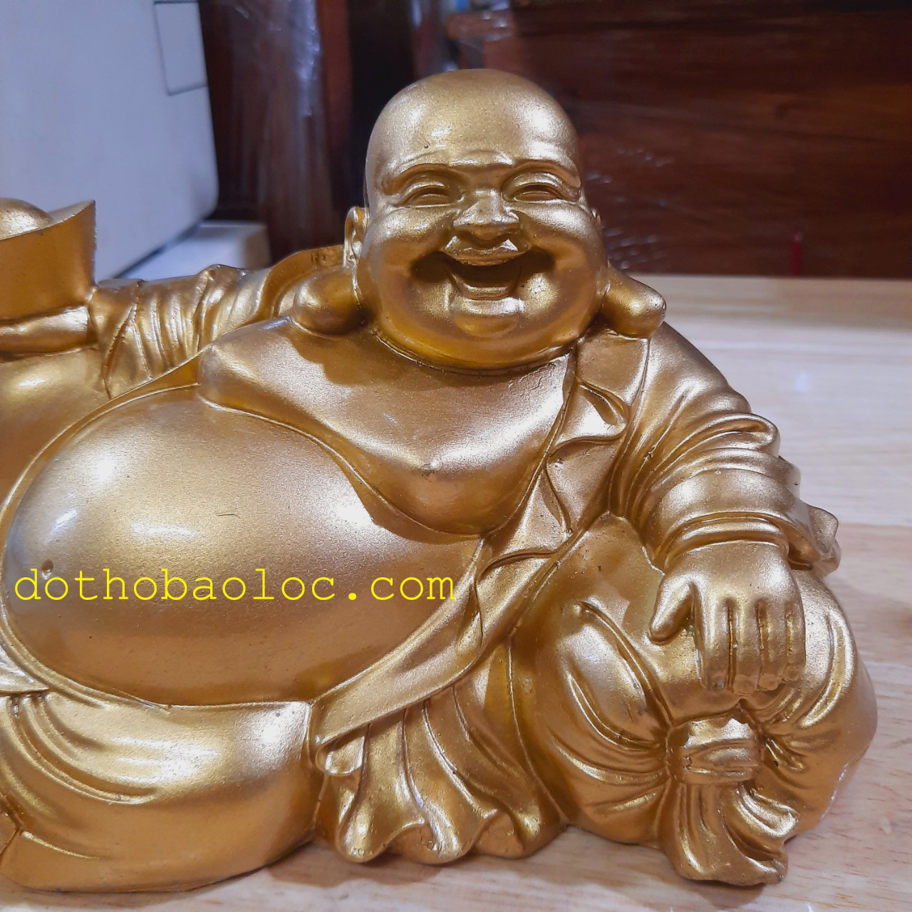 Tượng Di Lặc bột đá phong thủy màu vàng đồng đem lại may mắn, tài lộc cho gia chủ cao 13cm