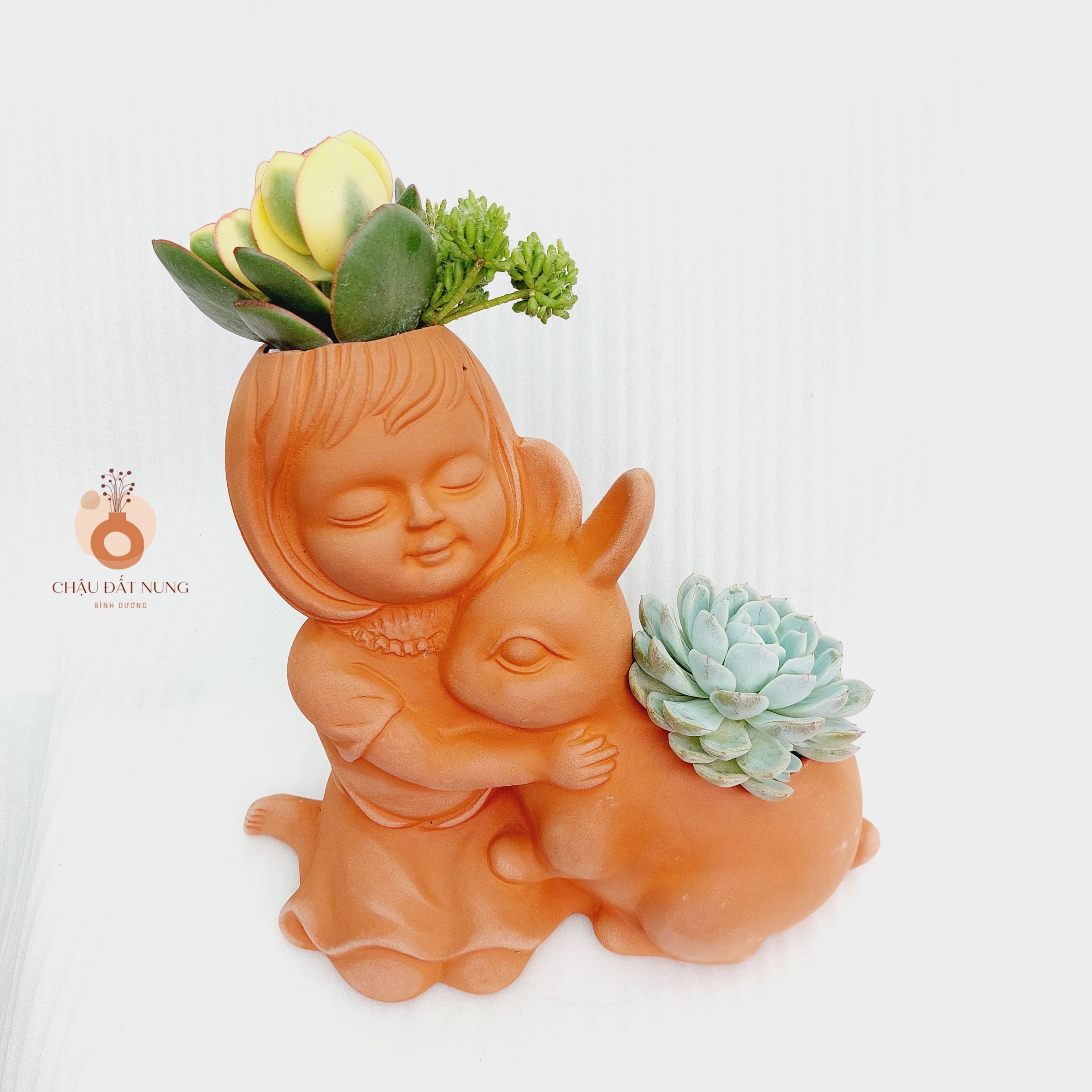Chậu đất nung Bình Dương - Cô gái Serena và bạn thỏ, miệng chậu 8cm, chiều cao 23cm