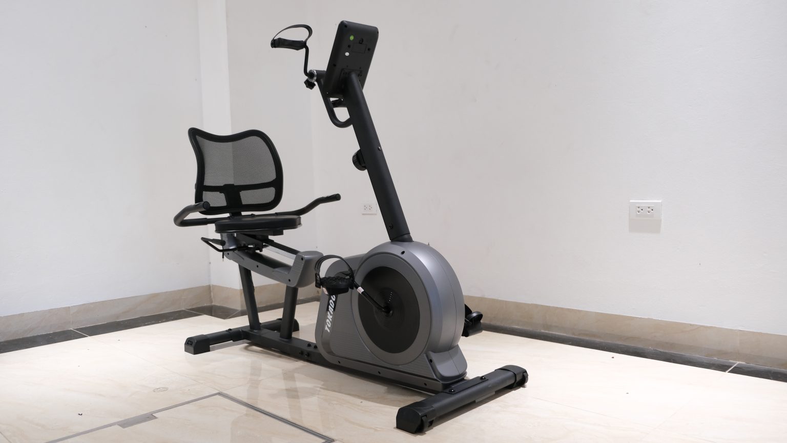 Xe đạp phục hồi chức năng TK8601R điều chỉnh yên linh hoạt, lưng dựa thoáng khí êm ái, tải trọng 120kg chắc chắn, bánh đà 3kg điều chỉnh nặng nhẹ linh hoạt cho người sử dụng.