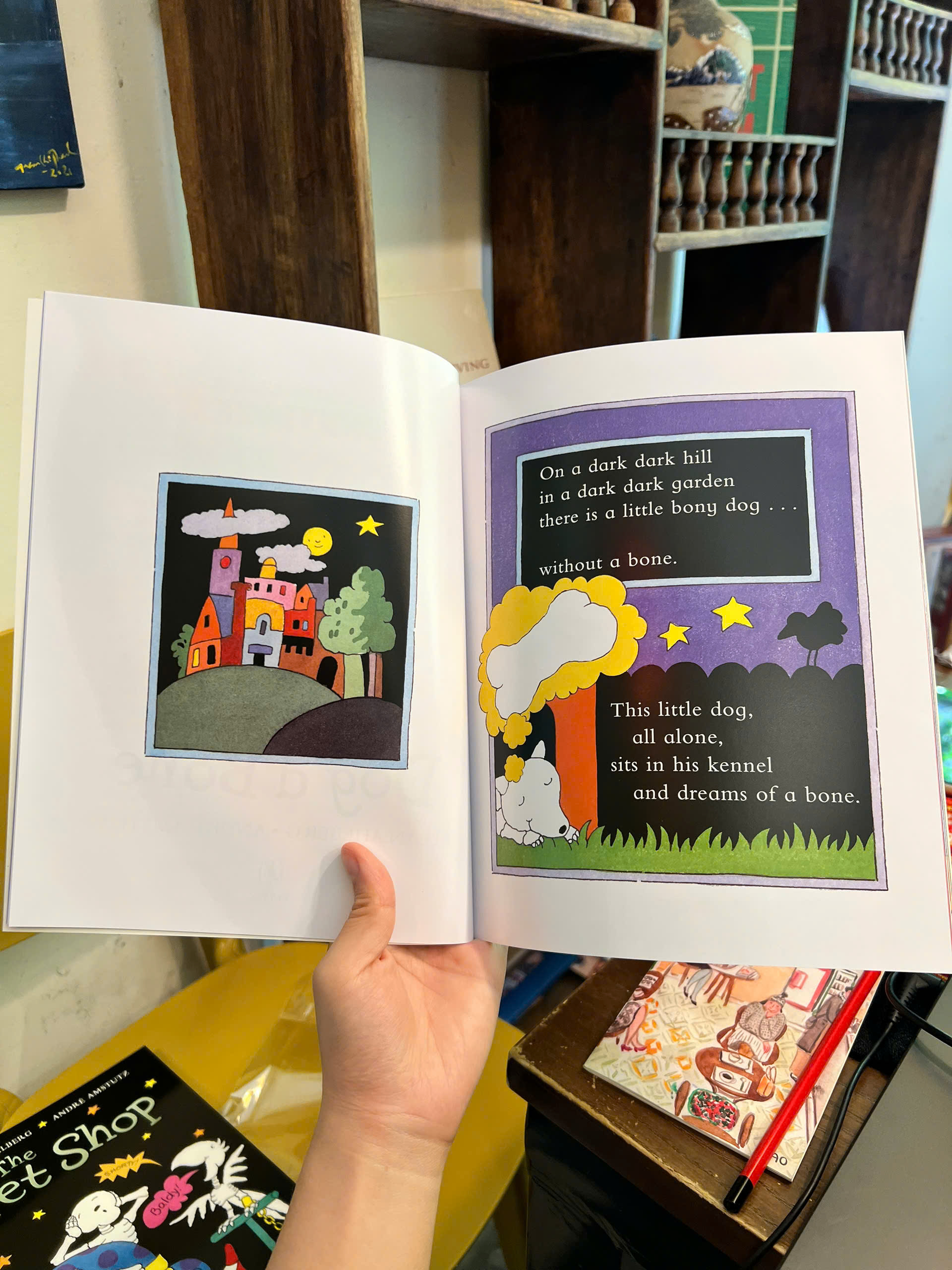 Sách - Give The Dog A Bone (Funnybones) | Childrens Picture Book / Ngoại văn Thiếu nhi Nhập khẩu