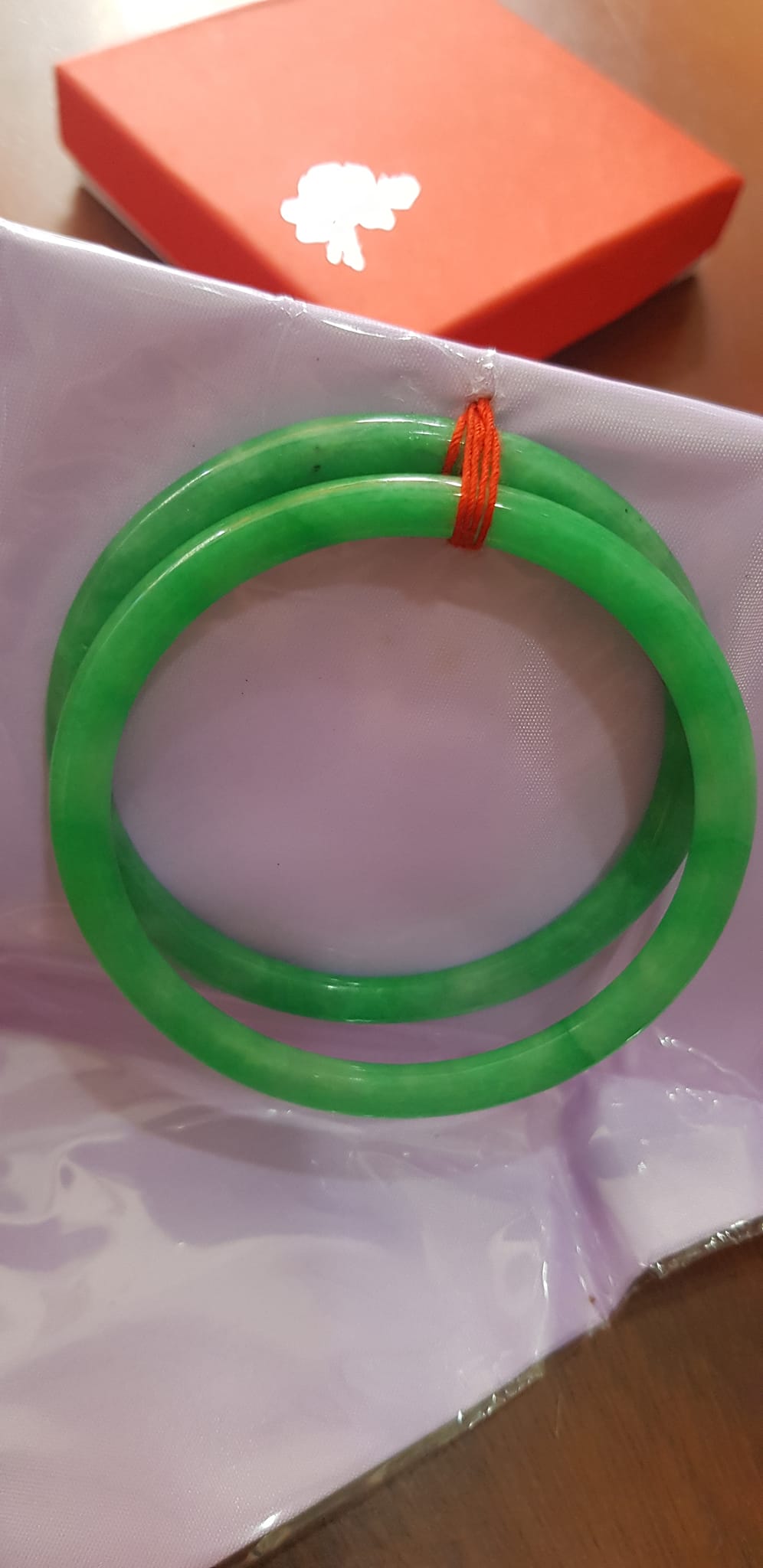 Cặp vòng cẩm thạch cọng Tròn T A Đẹp Sao N 55mm x dầy 5,2mm Cặp màu xanh Ngọc Tươi đều đẹp Nữ cân nặng tầm 54kg - 64kg đeo đẹp xinh tay ạ