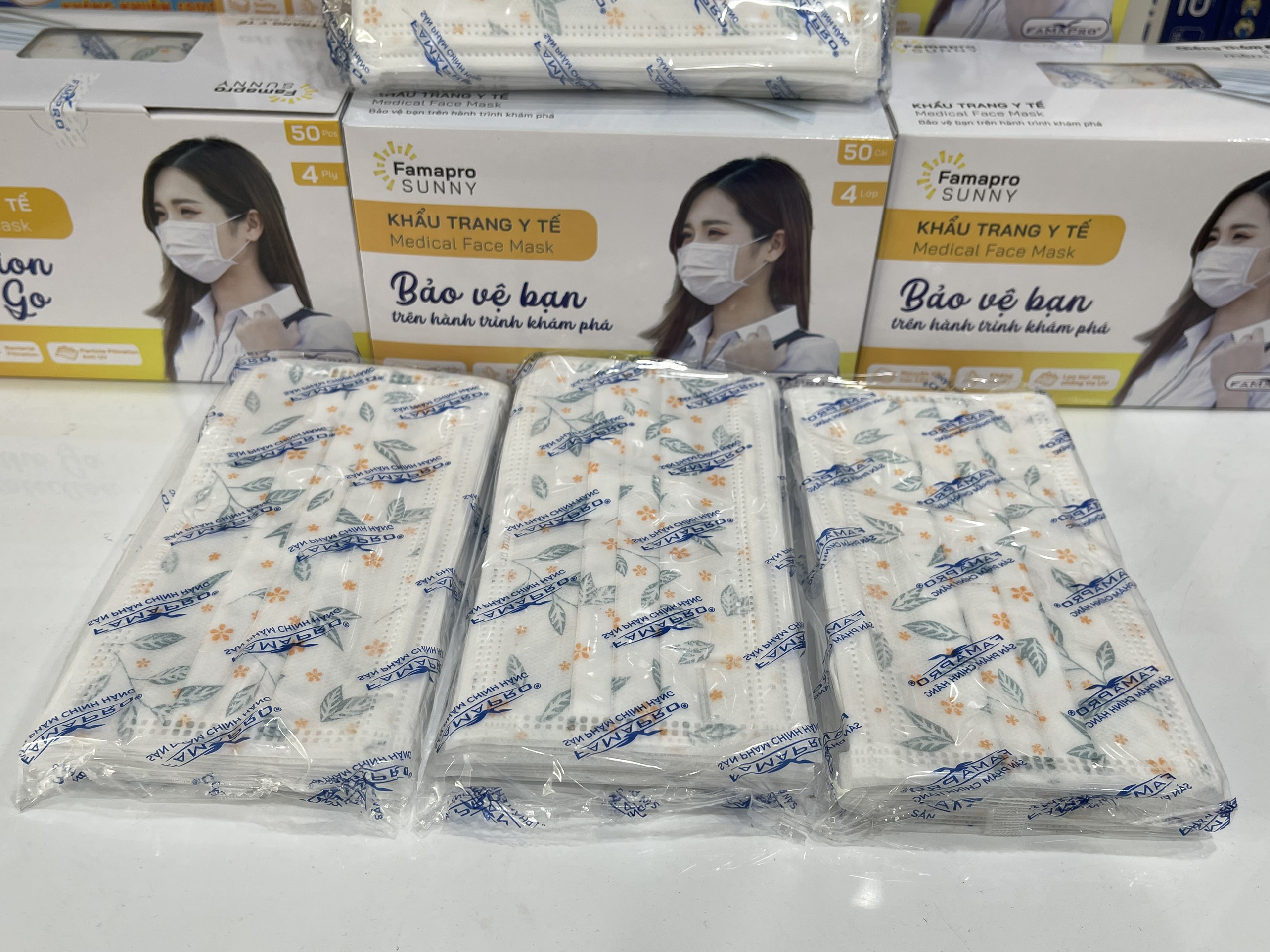 HỘP – FAMAPRO SUNNY – Khẩu trang y tế kháng khuẩn 4 lớp Famapro SUNNY 50 cái hộp – HOA VĂN 2 – COMBO 5 HỘP