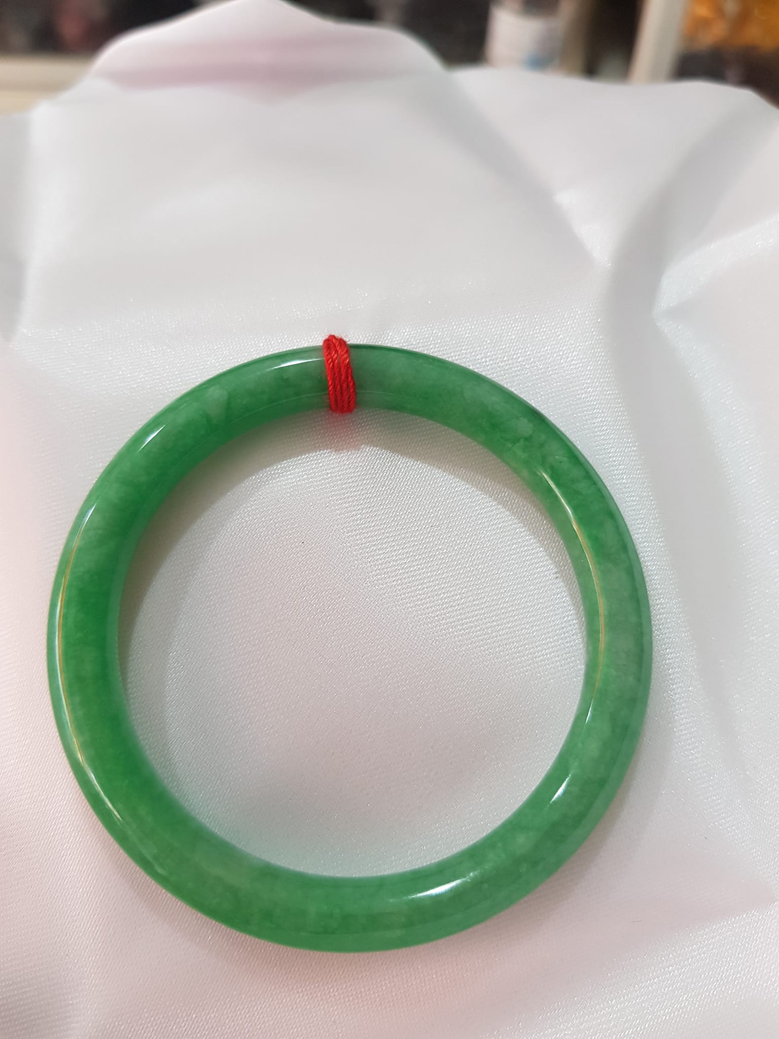 Vòng Tay Đá Cẩm Thạch Đậu 50mm x 7mm đẹp Màu Xanh Ngọc Đậu đều đẹp Hợp mệnh Hỏa Mộc Thủy Nữ cân nặng 50kg - 55kg đeo đẹp ạ