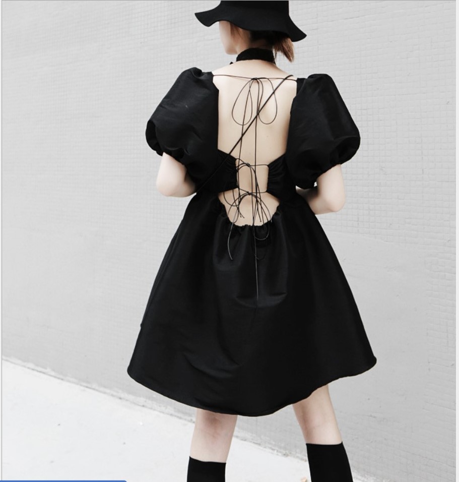 Đầm đen hở lưng