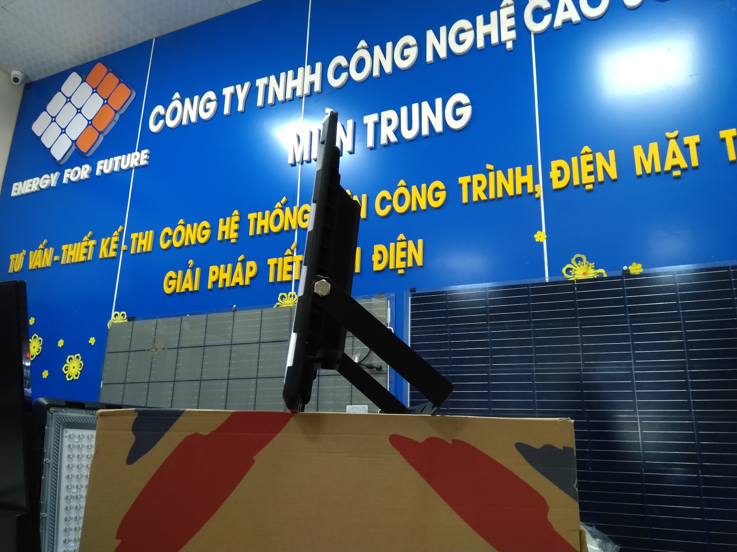 Đèn pha NLMT công suất 70W - JD770