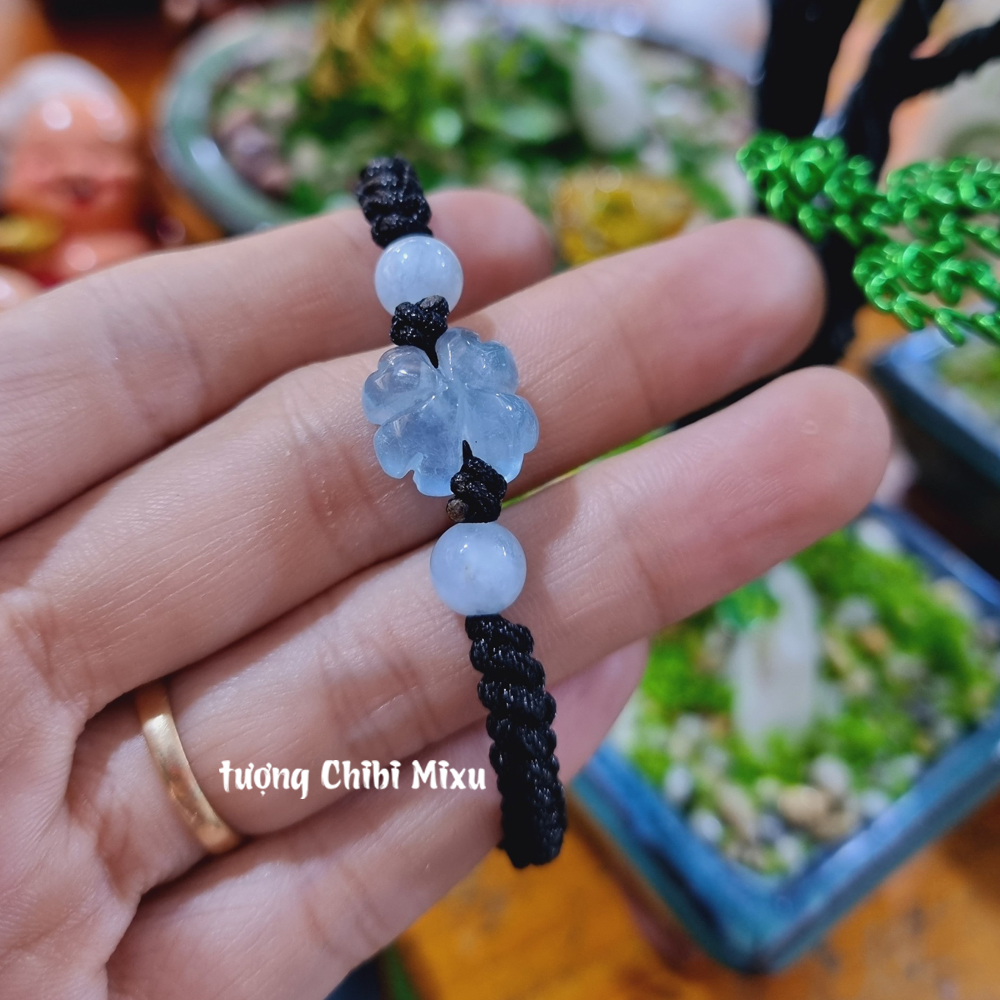 Vòng tay cỏ 4 lá đá Aquamarine tết dây may mắn