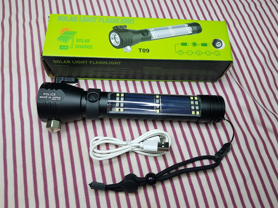 Đèn pin cứu hộ đa chức năng T09, rất cần thiết khi di chuyển trên xe ô tô để cứu hộ cắt dây an toàn và đập vỡ kính khi cần thiết - Hàng chính hãng
