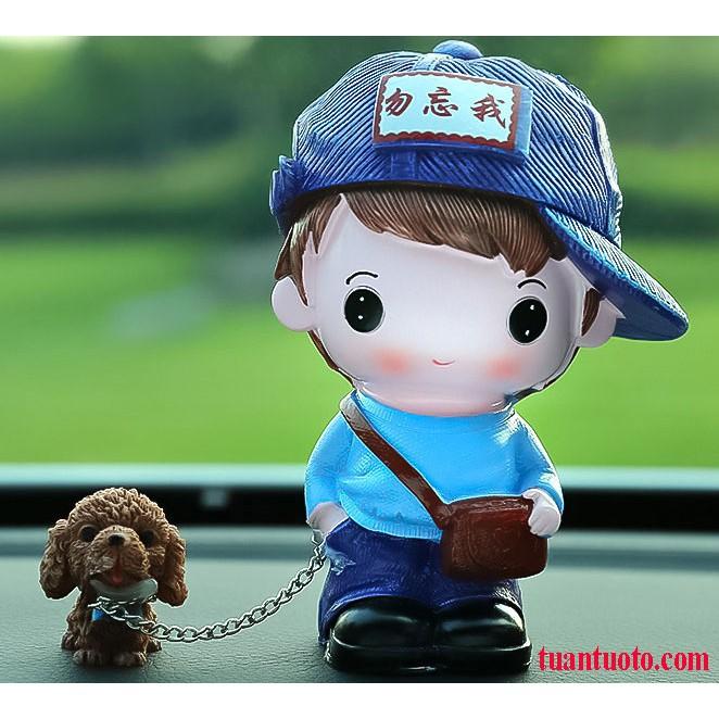 Bộ tượng đôi bạn trẻ dẫn chó đi chơi để trên ô tô