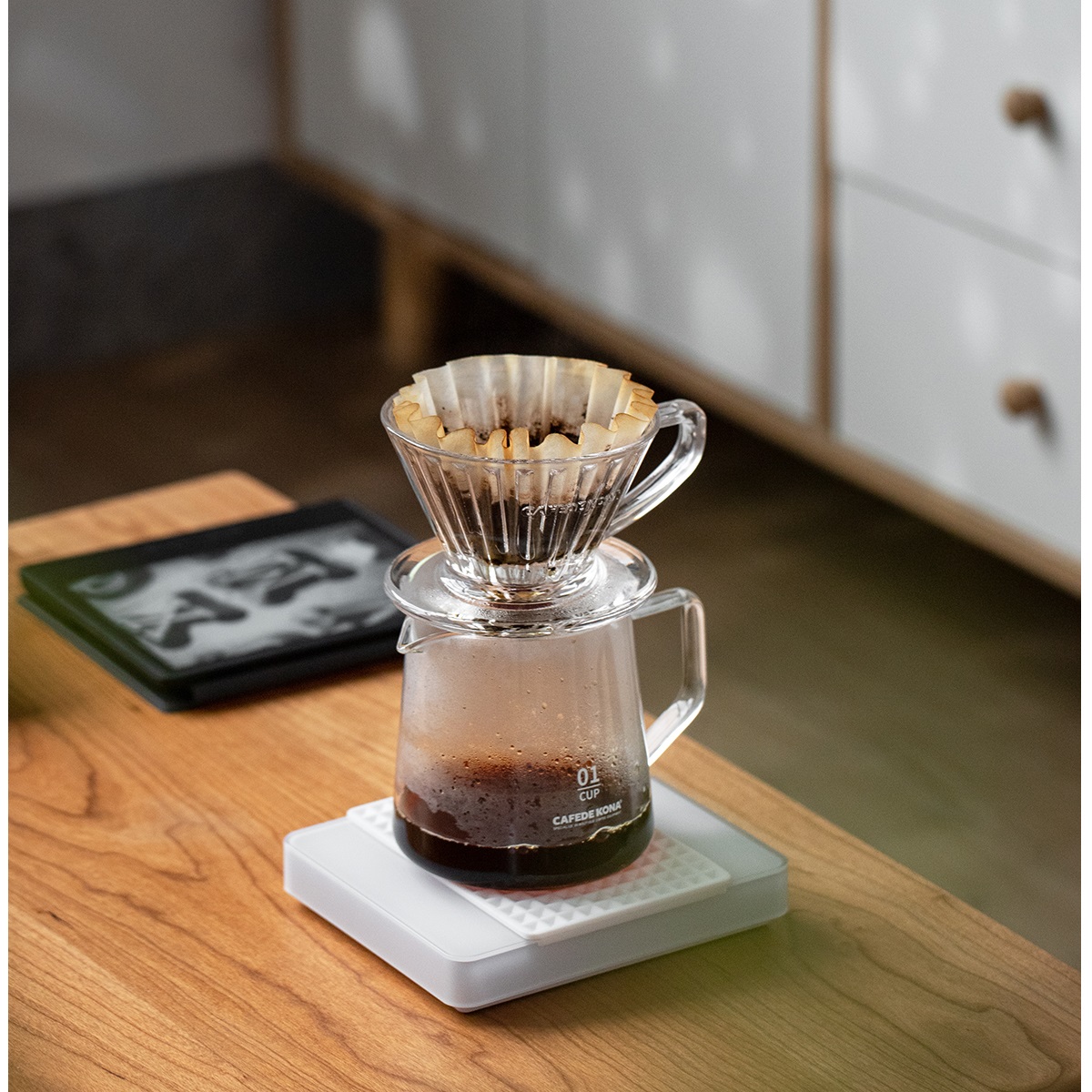 Phễu V60 01 thủy tinh rãnh thẳng CAFEDE KONA