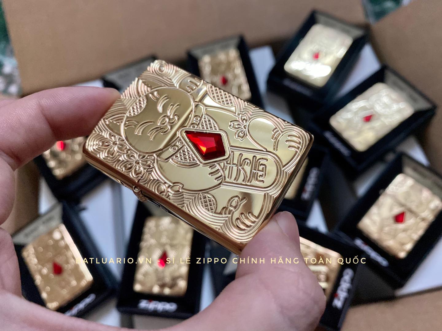 Bật Lửa Zippo 49802 – Zippo Lucky Cat Design Emblem Attached Armor High Polish Brass