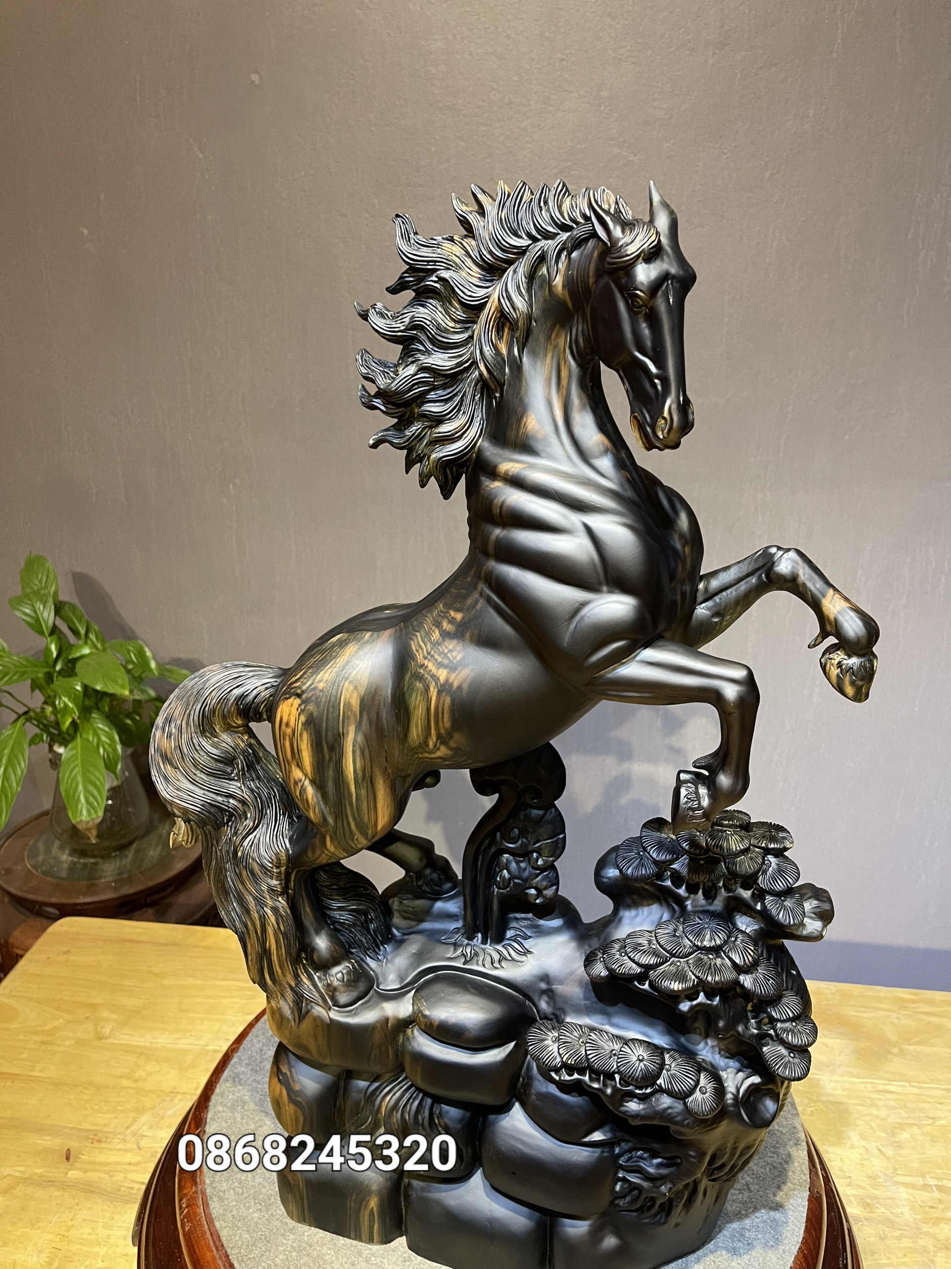 Tượng con ngựa phong thủy bằng gỗ mun hoa đẹp long lanh kt cao 63×40×13cm