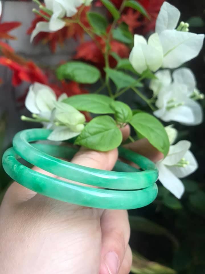 CẶP VÒNG TAY ĐÁ CẨM THẠCH TRÒN 58MM Vòng size 58mm x dầy 6mm x bên ngoài 71mm Chất liệu đá cẩm thạch XANH NGỌC TƯƠI BÓNG ĐẸP NỮ Mệnh MỘC HỎA 56kg - 67Kg ạ