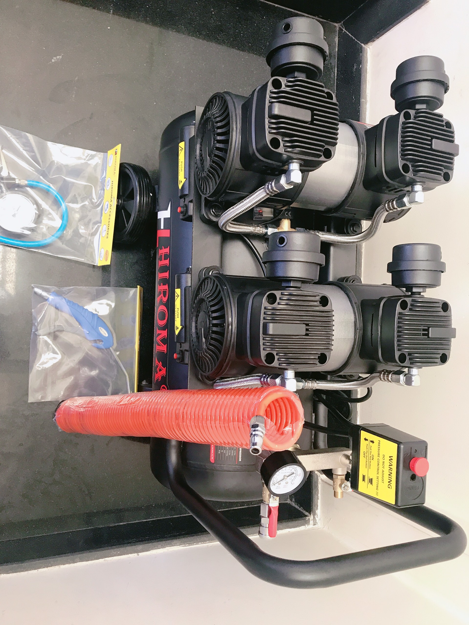 Máy nén khí chính hãng HIROMA Model DHL - 0550 Plus dung tích 50 lít động cơ mới siêu nạp Supercharger, máy cực đẹp nạp hơi cực kỳ nhanh chóng là mẫu máy nén khí được ưa chuộng nhất