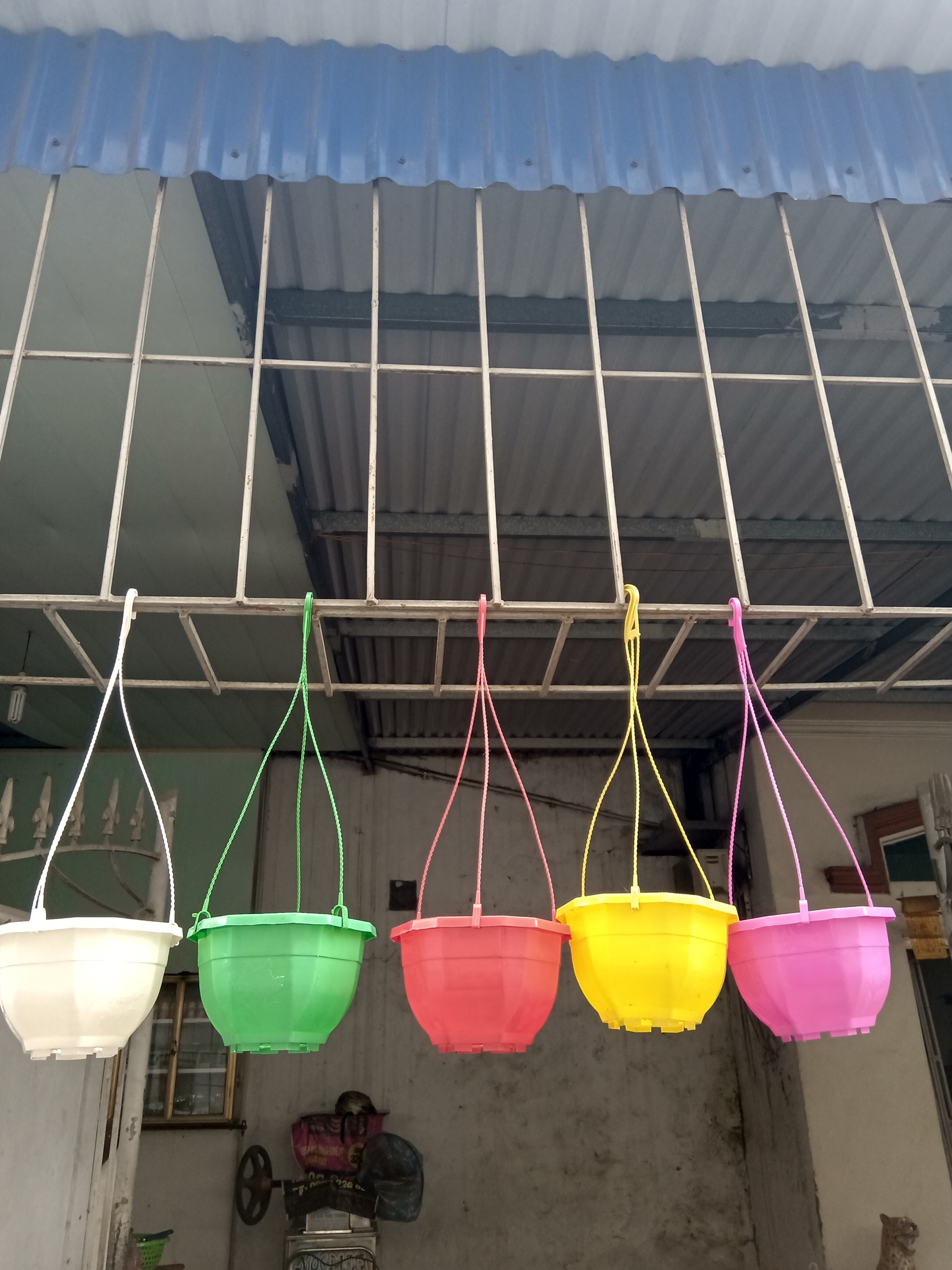5 Chậu Nhựa Treo 5 Màu,Hình Bát Giác,Có Móc Treo Cùng Màu,Kích Thước Đường Kính 22cm Cao 14cm