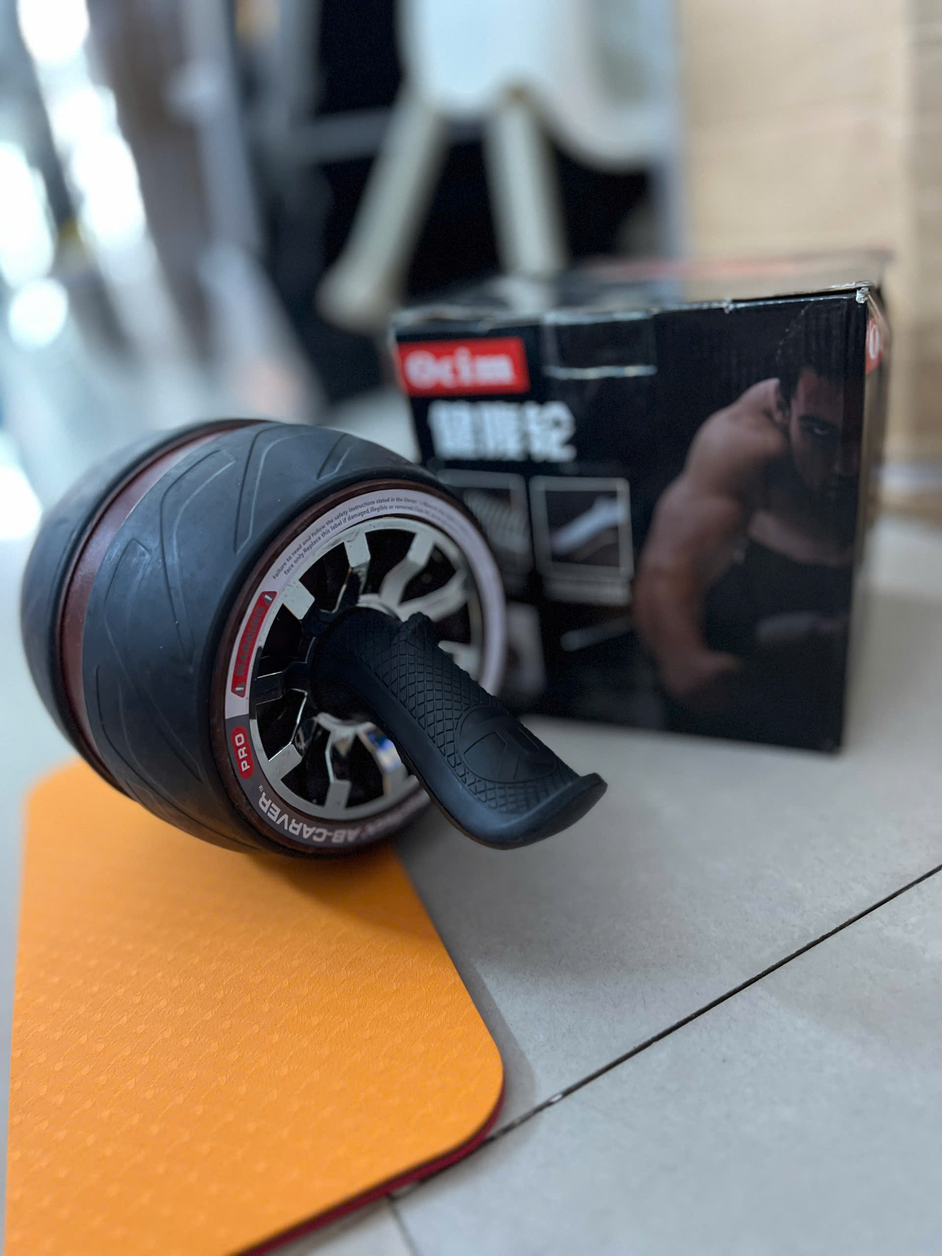 Con lăn tập cơ bụng AB Carver Pro kèm thảm kê gối tiện dụng, có lò xo đàn hồi giúp việc tập luyện trở lên dễ dàng hơn.