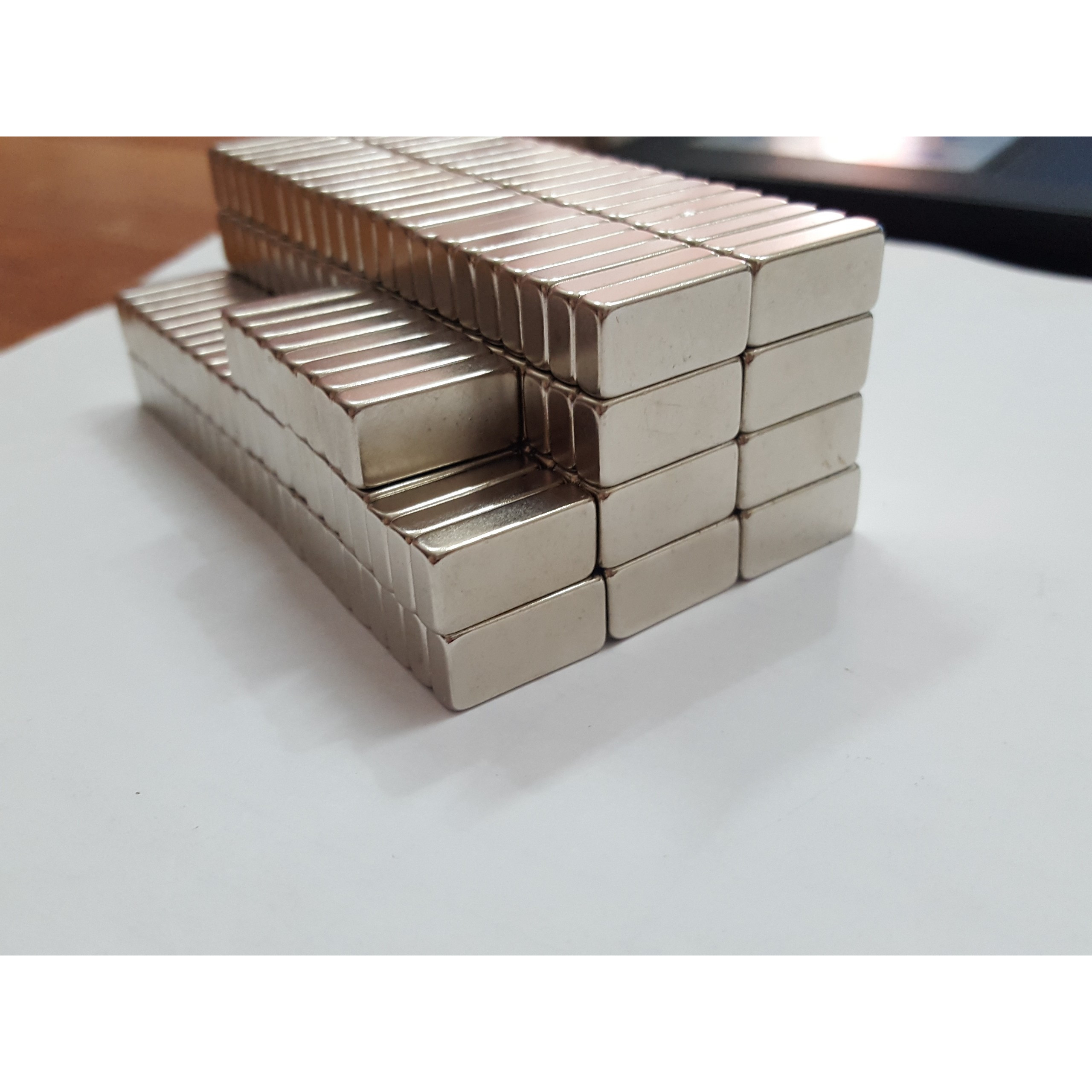 Nam châm viên trắng đất hiếm 20x10x5mm
