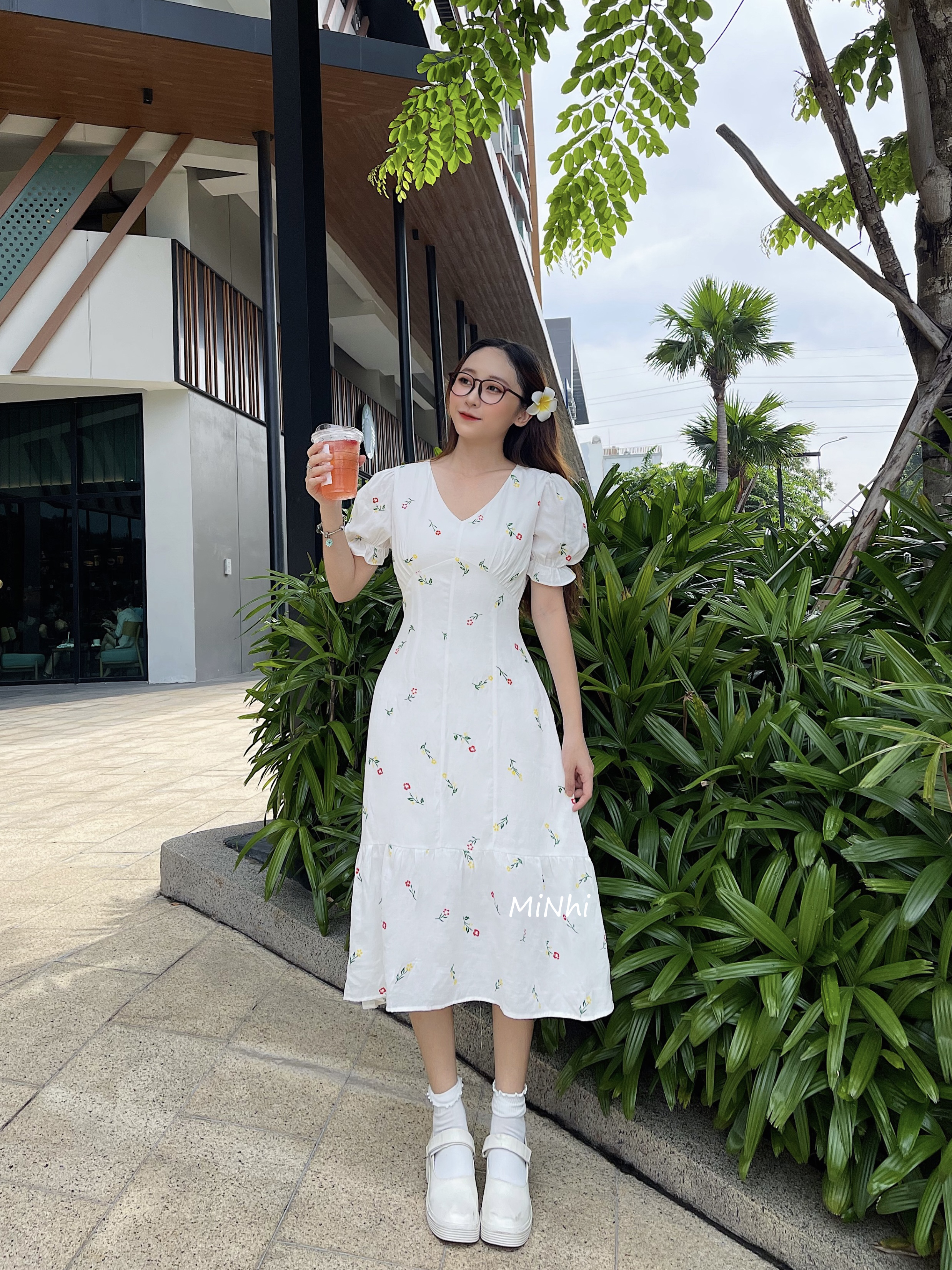 Đầm hoa nhí trắng cổ V nơ lưng, Váy hoa nhí cổ tim xòe vải thêu hoa mát mẻ Cao Cấp dáng xòe tay ngắn MiNhi
