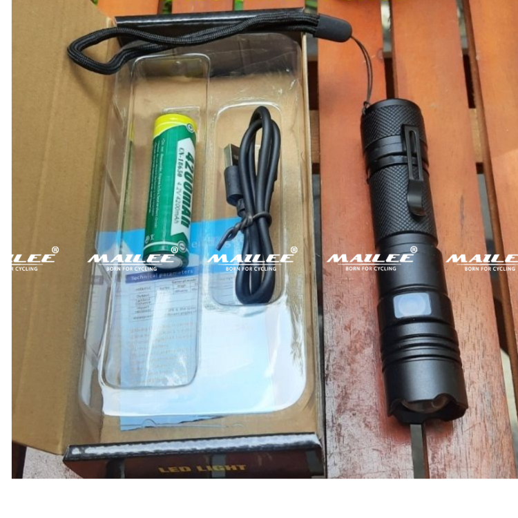 Đèn pin cầm tay mini siêu sáng gọn nhẹ dung lượng pin 4200 mah chống nước tốt có zoom xa gần MAI LEE