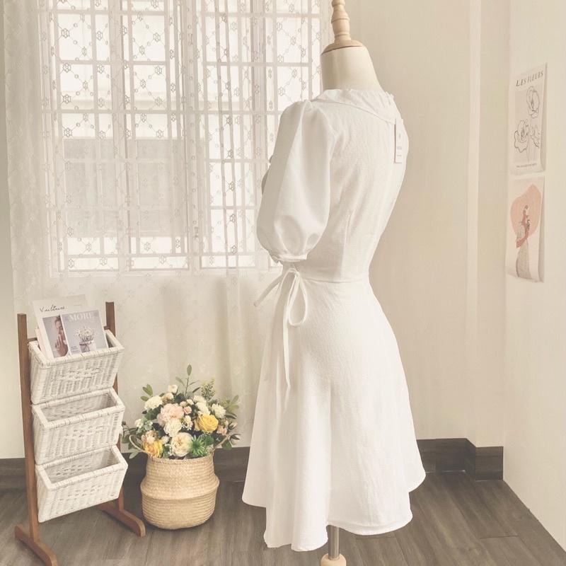 Váy trắng thiết kế dây bèo viền cổ V cột eo ngắn trên gối-NA7
