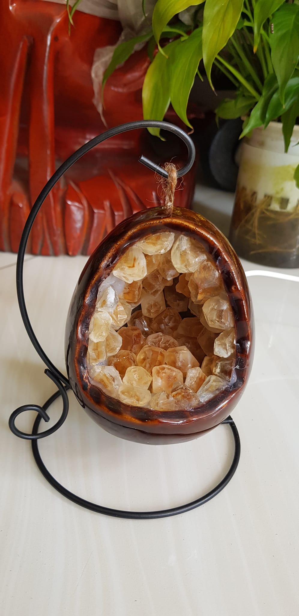 Miếng thạch anh Vàng tự nhiên hốc sâu có đế kiểu có đèn điện công dụng hút tài lộc cả chân Cao 16cm đk 12cm miếng Vàng cao 10cm đk 8cm Anh Chị để bàn trang trí nhà bàn thờ Thần Tài và treo trong phòng làm đèn ngủ may mắn màu Vàng Anh thật sự rất tốt đẹp ạ