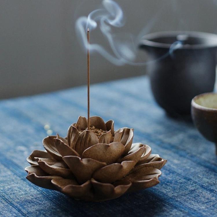 Hoa gốm đĩa cắm nhang - Thác khói trầm hương