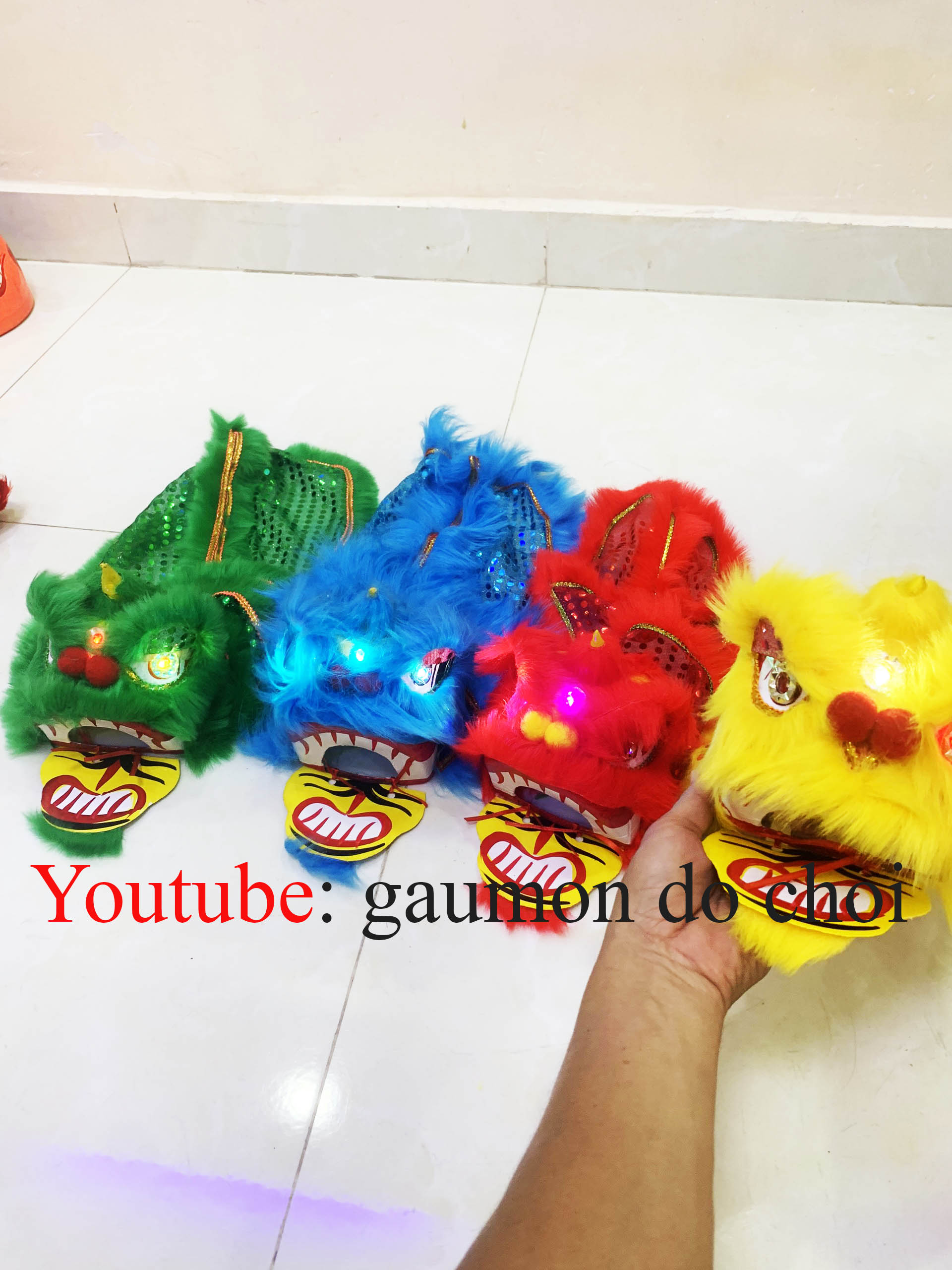 Đầu lân, sư tử, có đèn cử động chơp mắt rất đẹp, trông lân bằng da, đầu ông địa
