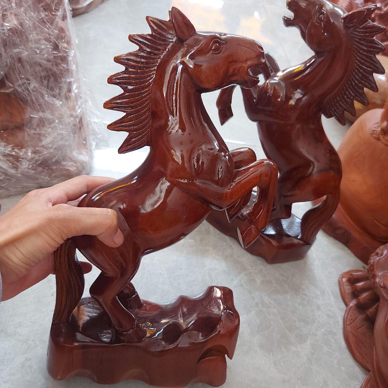 Cặp ngựa phong thuỷ - Cặp ngựa gỗ xà cừ cao 30cm