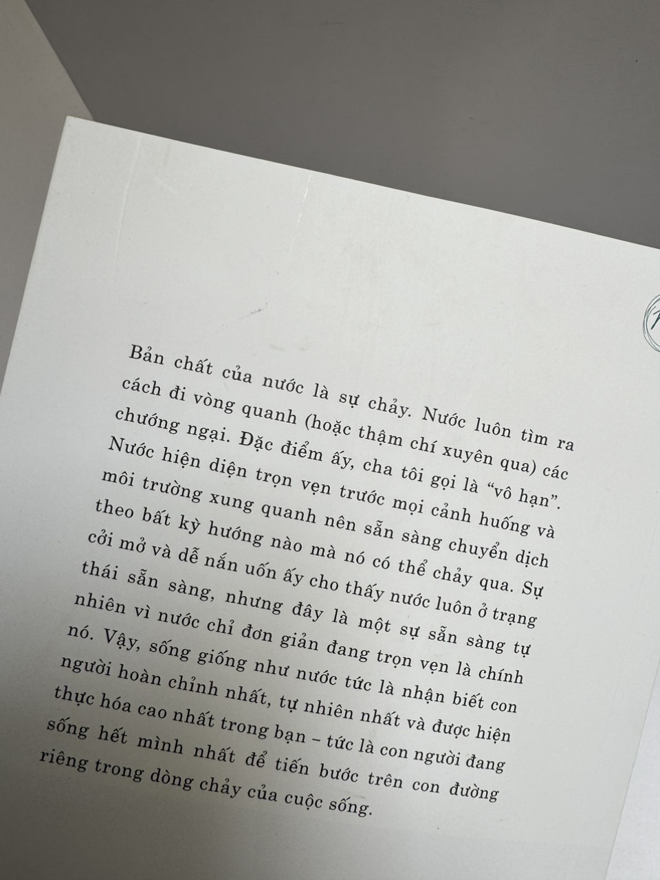 HÃY LÀ NƯỚC: TRIẾT LÝ SỐNG TỪ HUYỀN THOẠI VÕ THUẬT LÝ TIỂU LONG – Shannon Lee - Hoàng Lan dịch - Thái Hà Books - Nhà xuất bản Thế Giới.