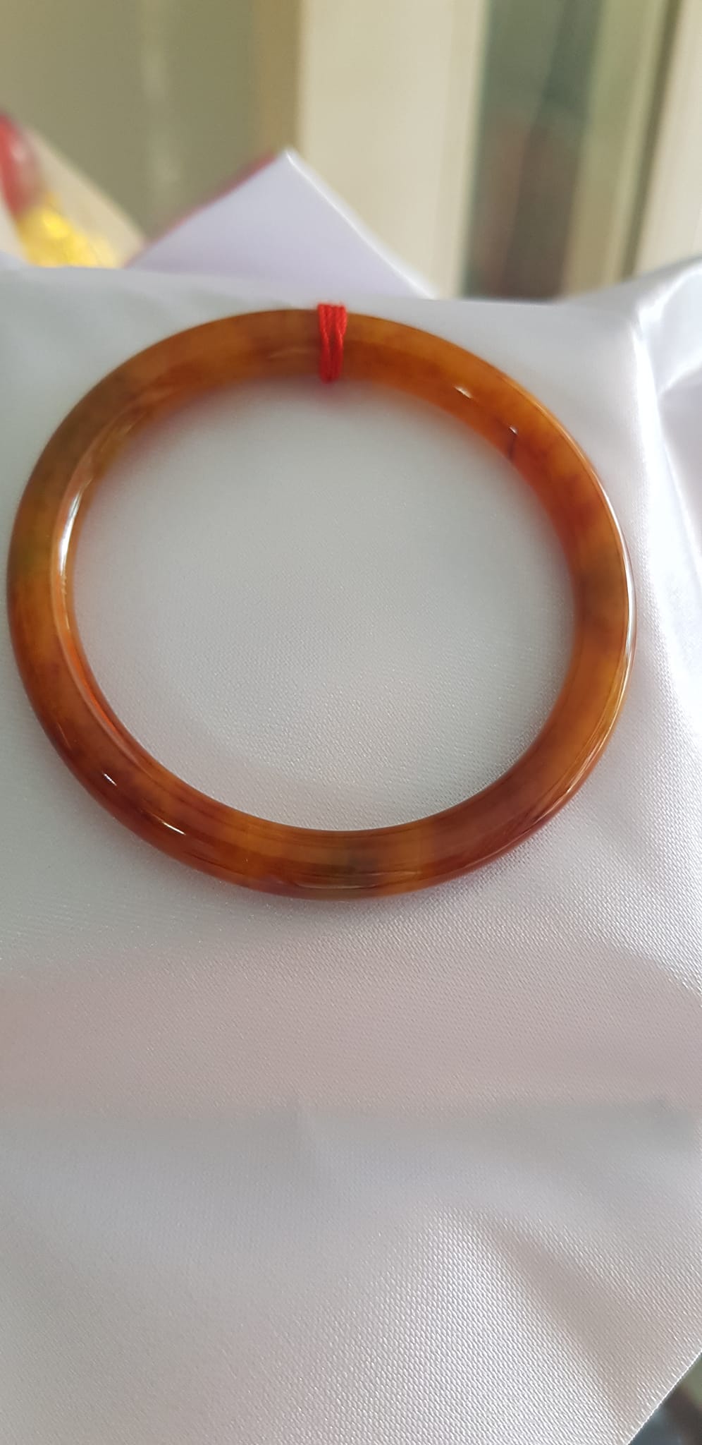 Vòng tay nữ đá Cẩm thạch Vàng đậm Vân vân bóng đẹp lạ Ni 50mm x cọng 6mm Nữ Thổ mệnh Kim 49kg - 53kg đeo Món quà tặng ý nghĩa dành cho các chị em đeo vòng tay Ni 50mm ạ