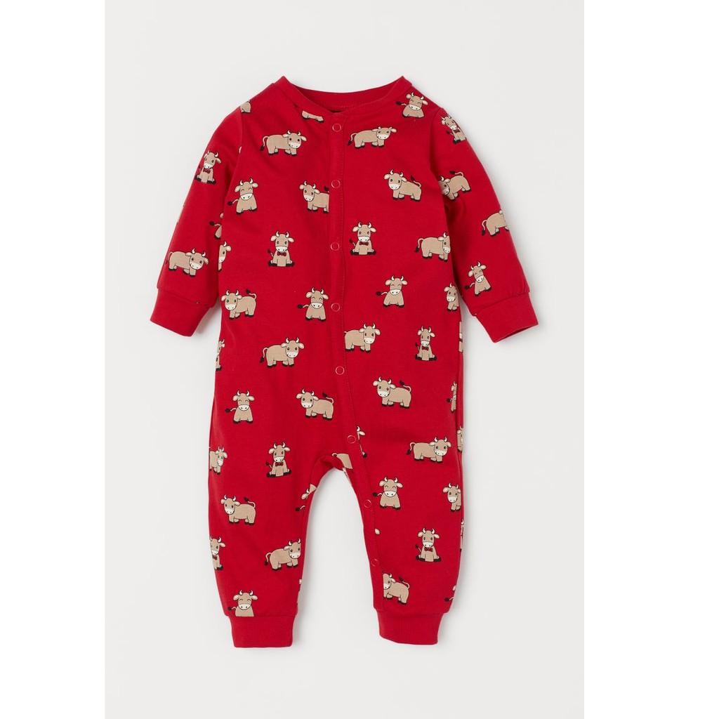 Sleepsuits đỏ in hình bé trâu kute, Hờ mờ